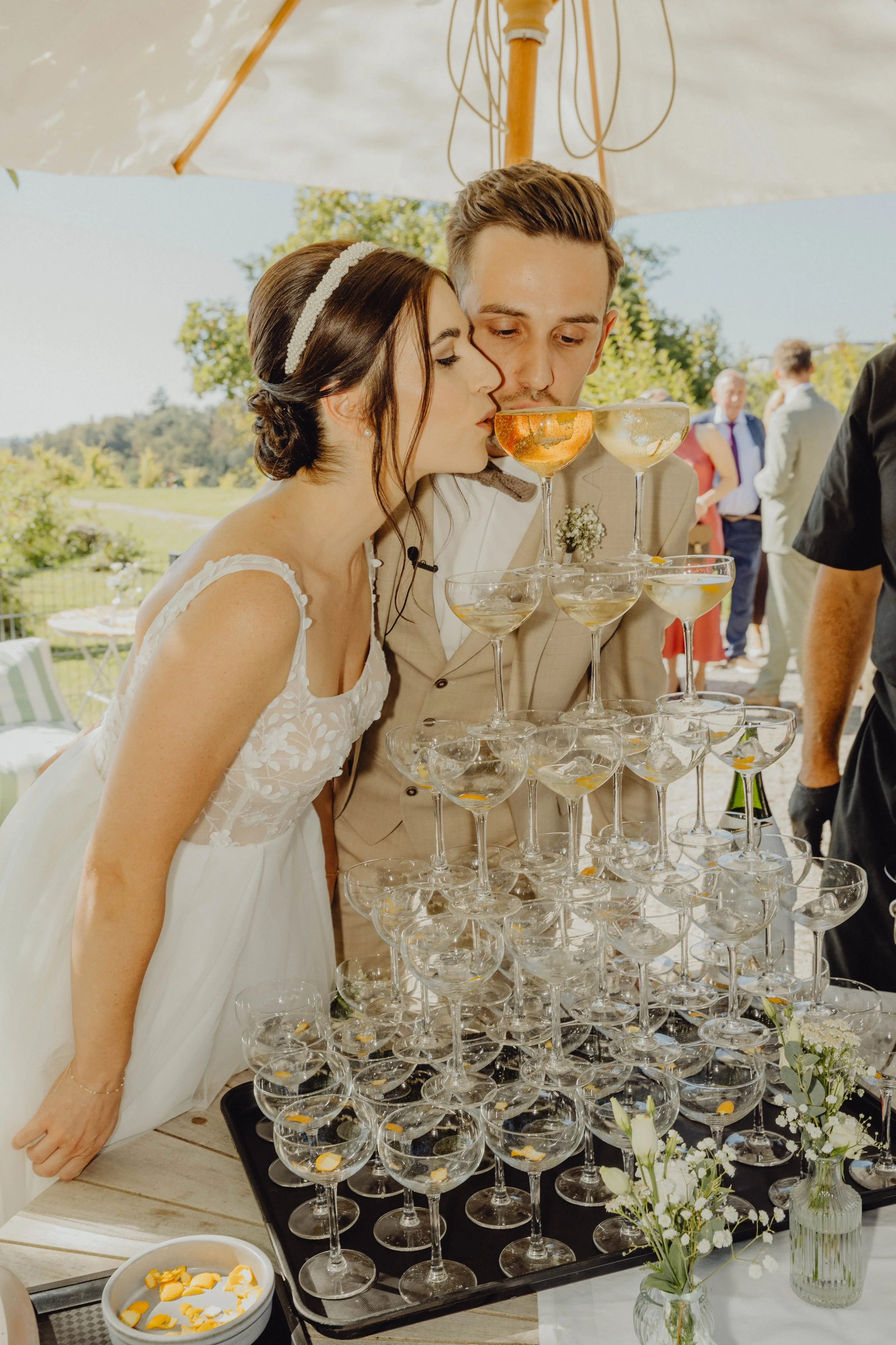 Karlingberger Gut Hochzeit Oberösterreich Brautpaar Liebe Braut Bräutigam Location Floristik Champagner Tower