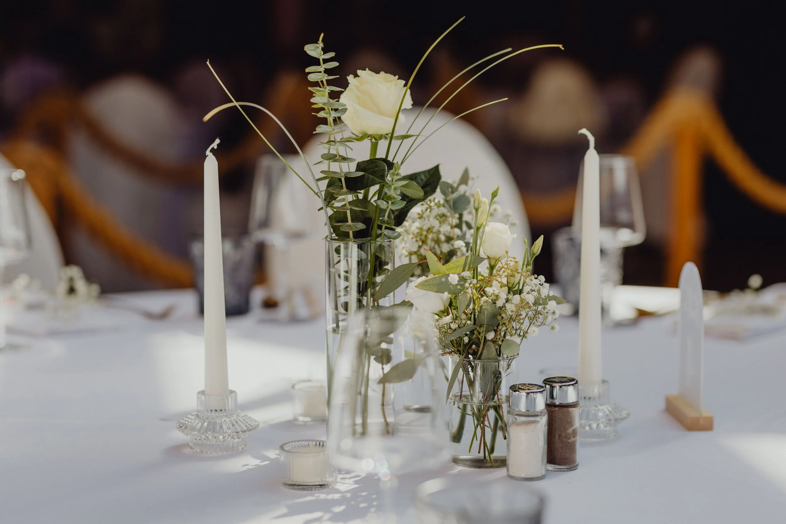 Karlingberger Gut Hochzeit Oberösterreich Brautpaar Liebe Braut Bräutigam Location Floristik