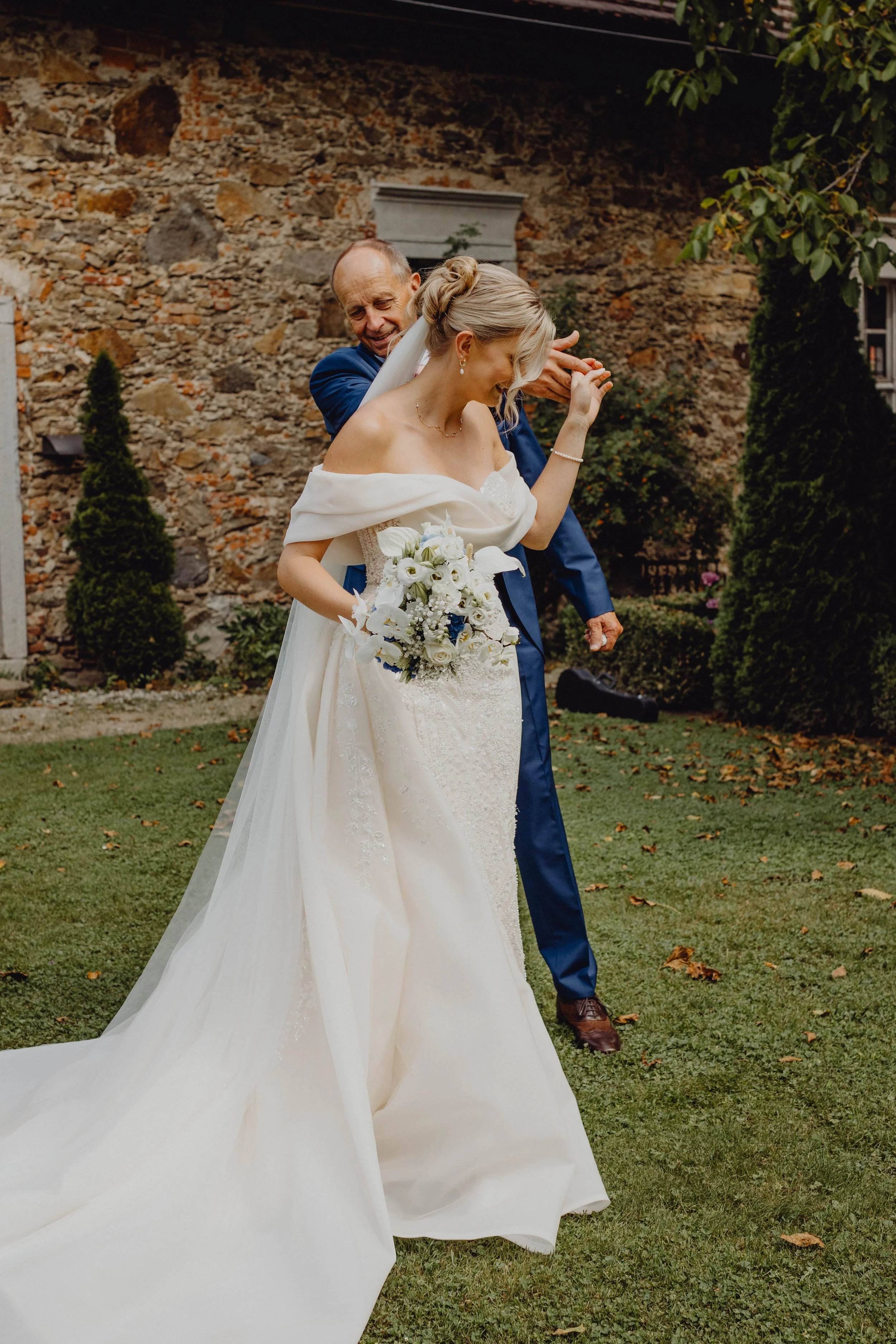 Hochzeit Schloss Altenhof Braut Bräutigam Brautvater First Look Italy Wedding