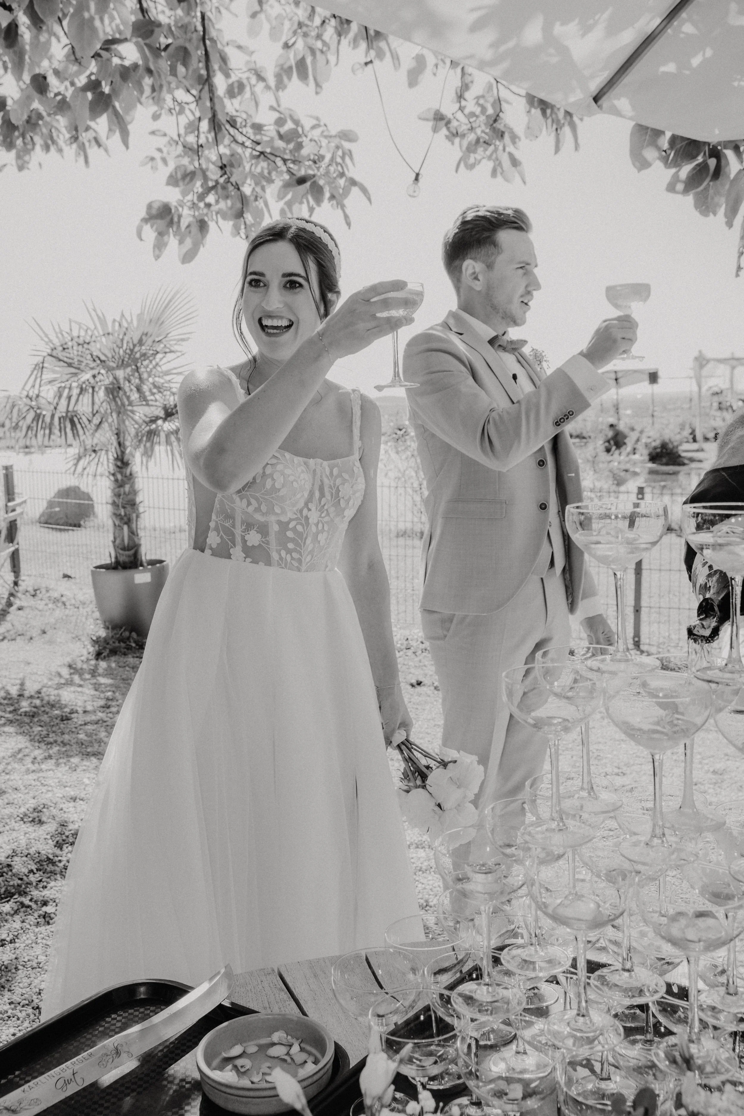 Karlingberger Gut Hochzeit Oberösterreich Brautpaar Liebe Braut Bräutigam Location Floristik Champagner Tower