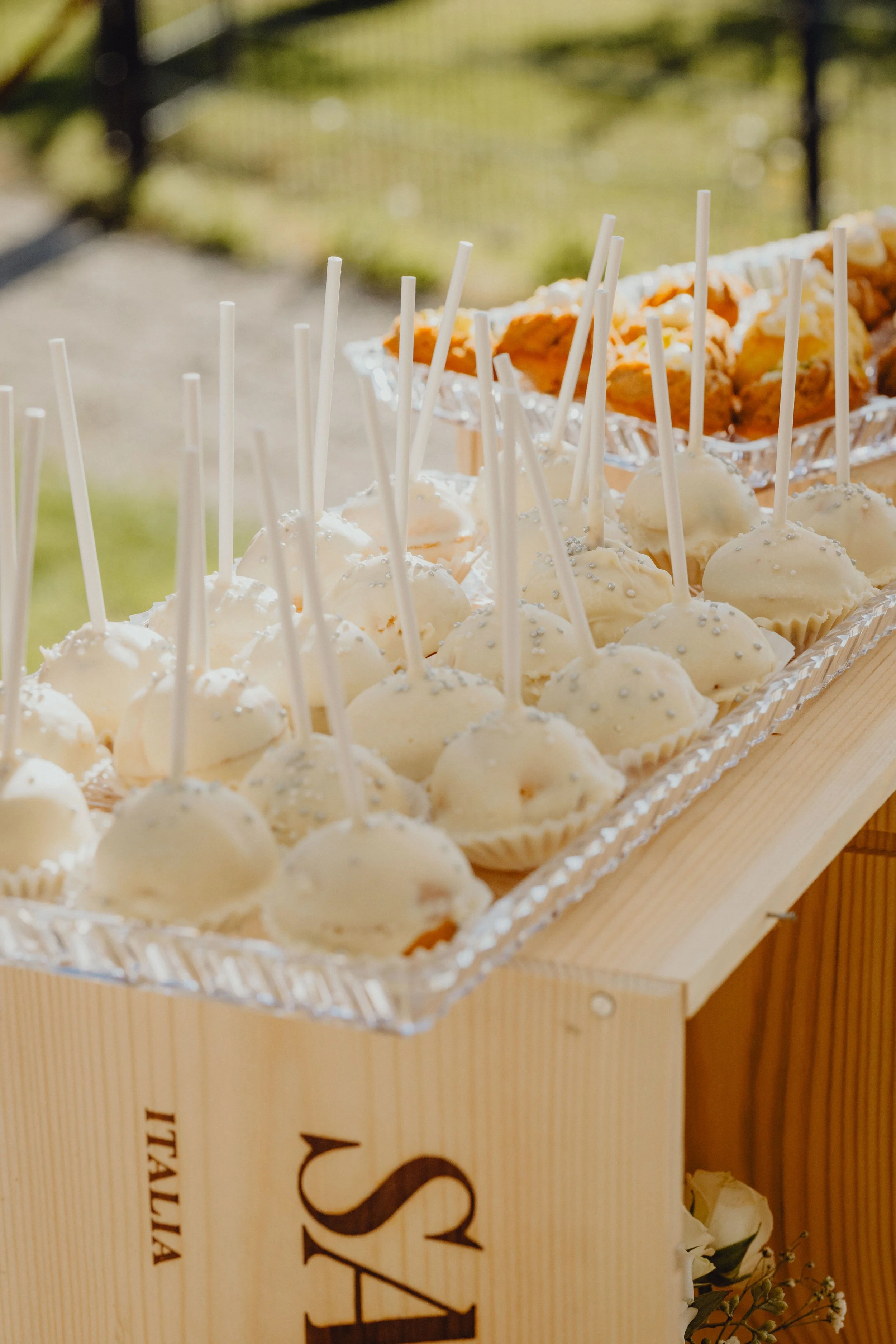 Karlingberger Gut Hochzeit Oberösterreich Brautpaar Liebe Braut Bräutigam Location Floristik Champagner Tower Agape