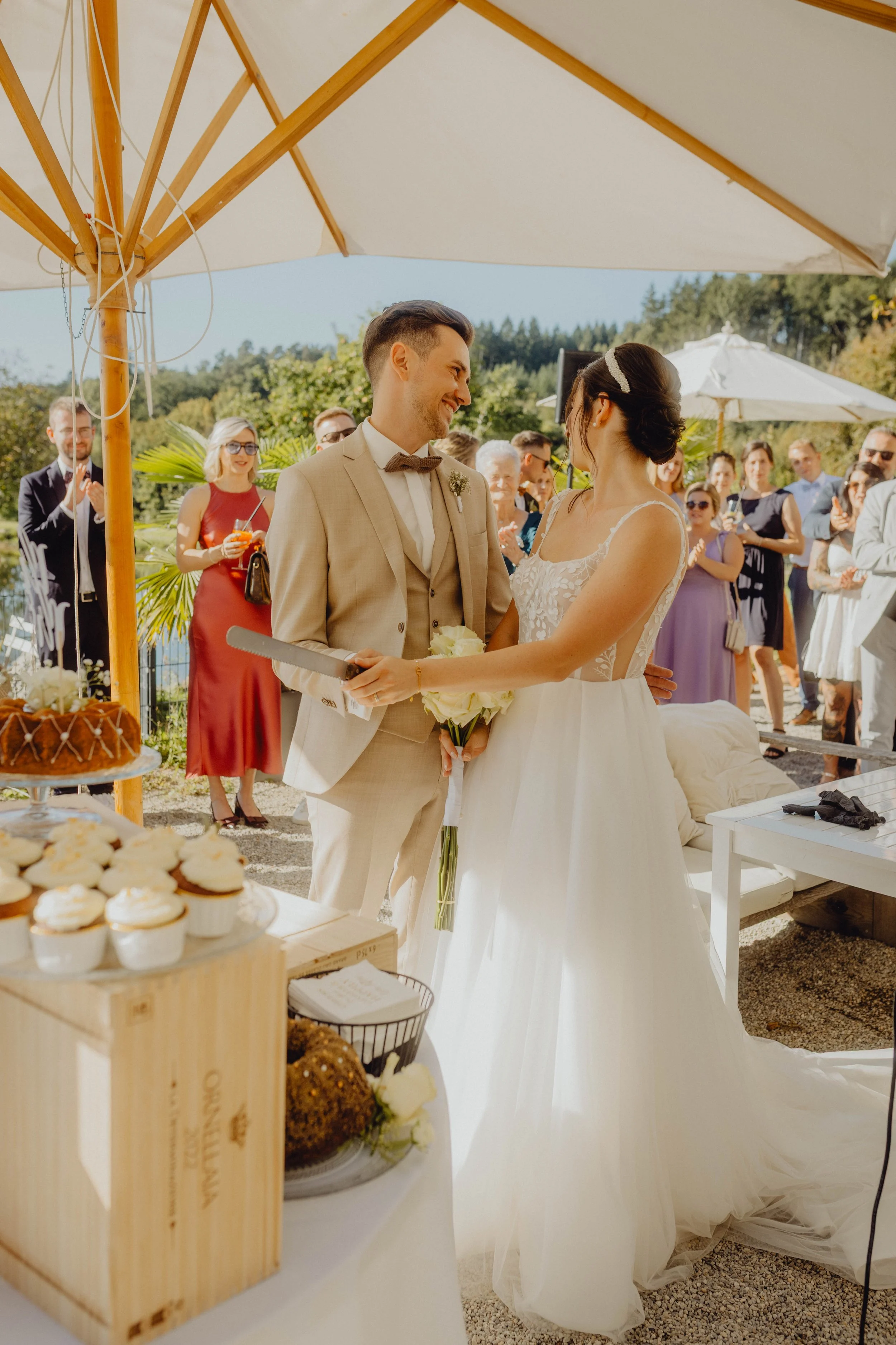 Karlingberger Gut Hochzeit Oberösterreich Brautpaar Liebe Braut Bräutigam Location Floristik Hochzeitstorte