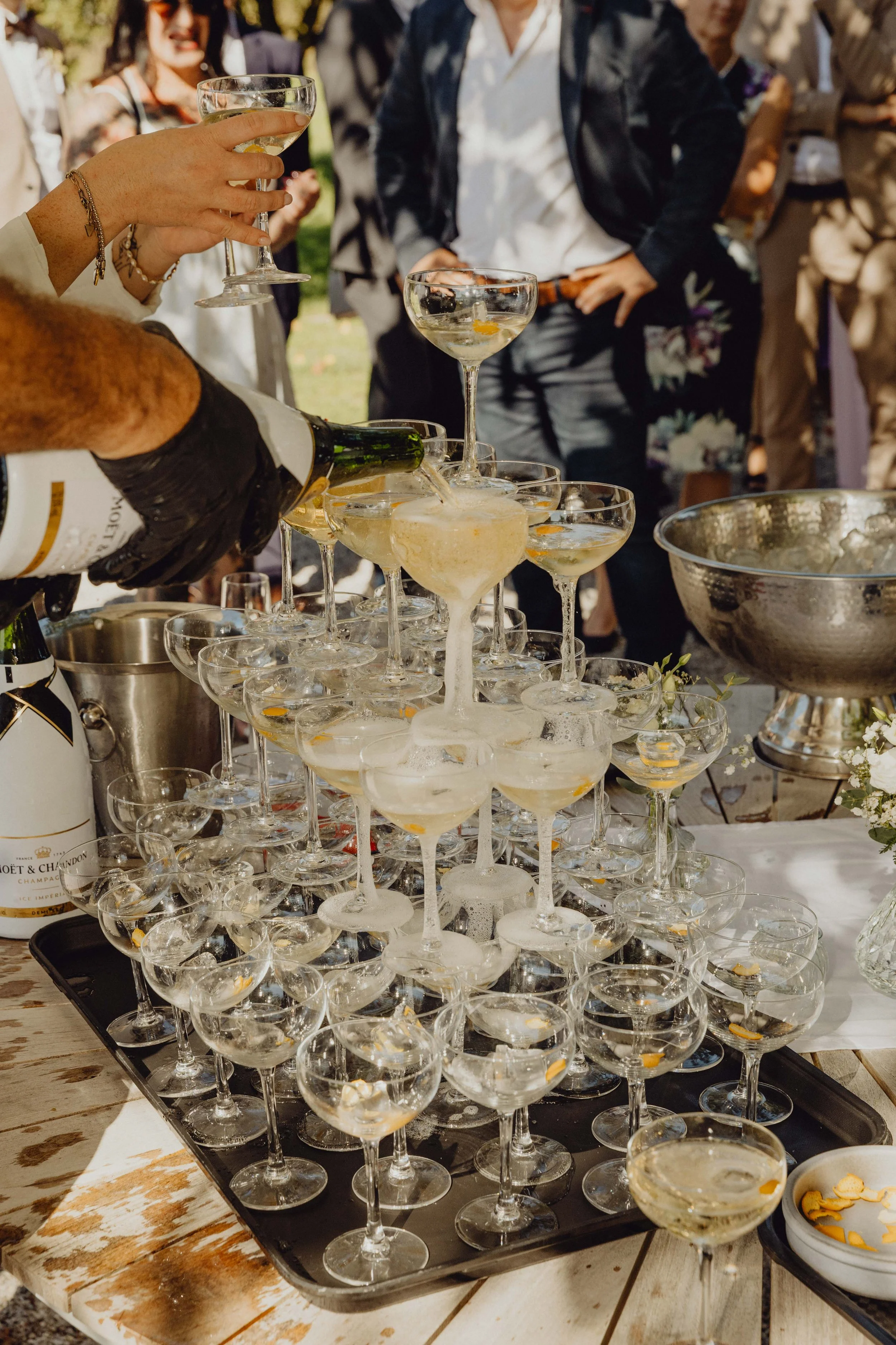 Karlingberger Gut Hochzeit Oberösterreich Brautpaar Liebe Braut Bräutigam Location Floristik Champagner Tower