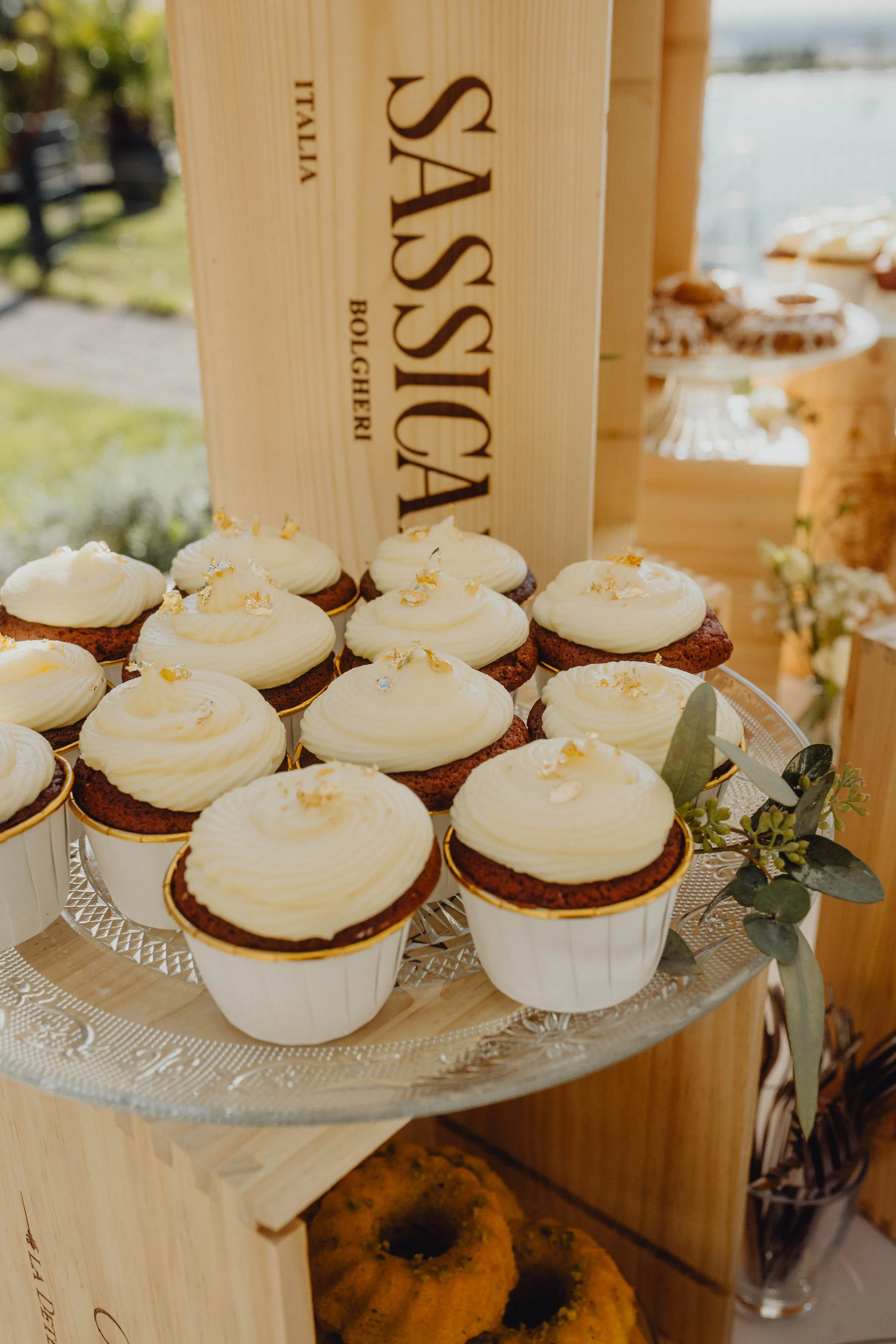 Karlingberger Gut Hochzeit Oberösterreich Brautpaar Liebe Braut Bräutigam Location Floristik Champagner Tower Agape