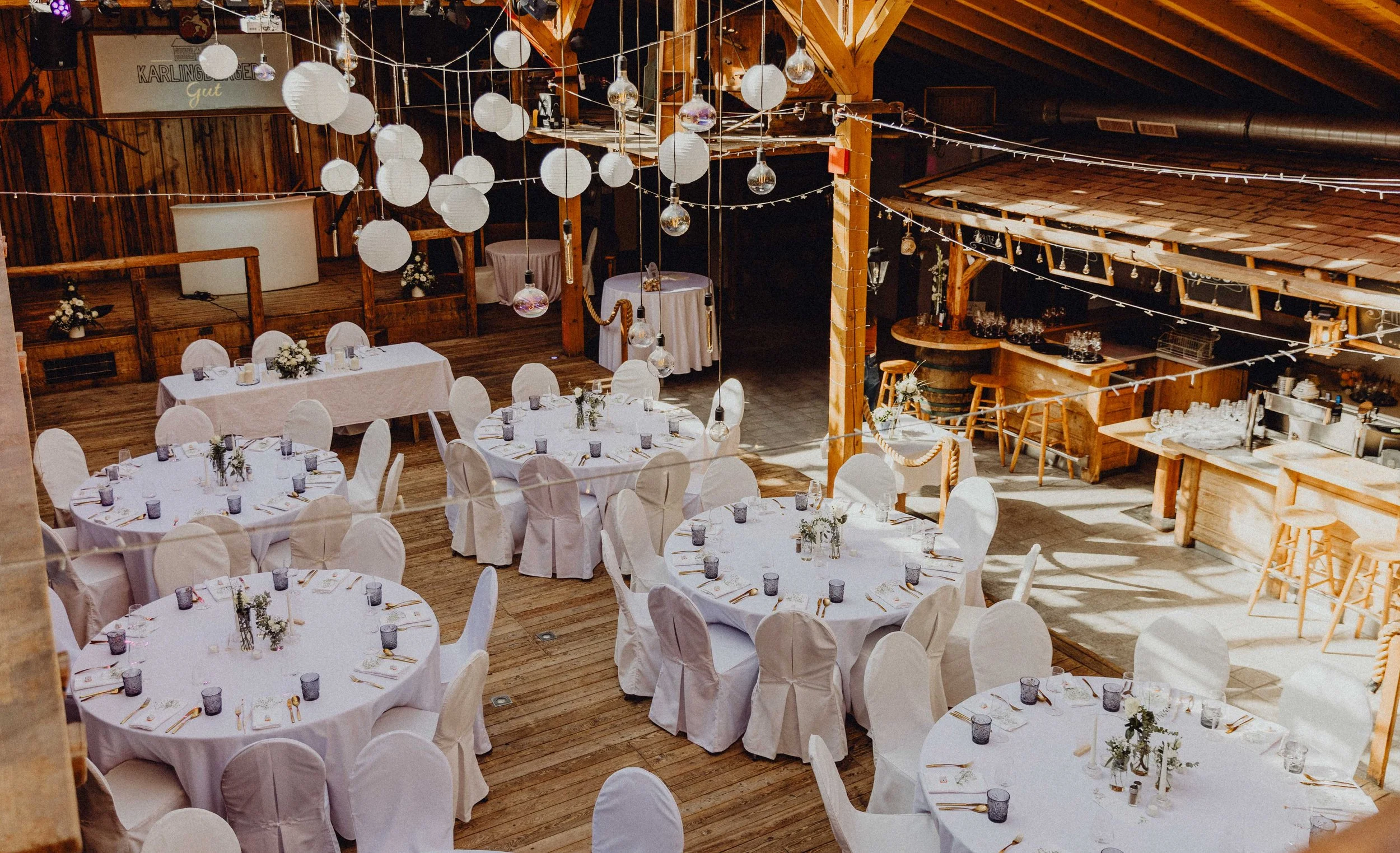 Karlingberger Gut Hochzeit Oberösterreich Brautpaar Liebe Braut Bräutigam Location Floristik