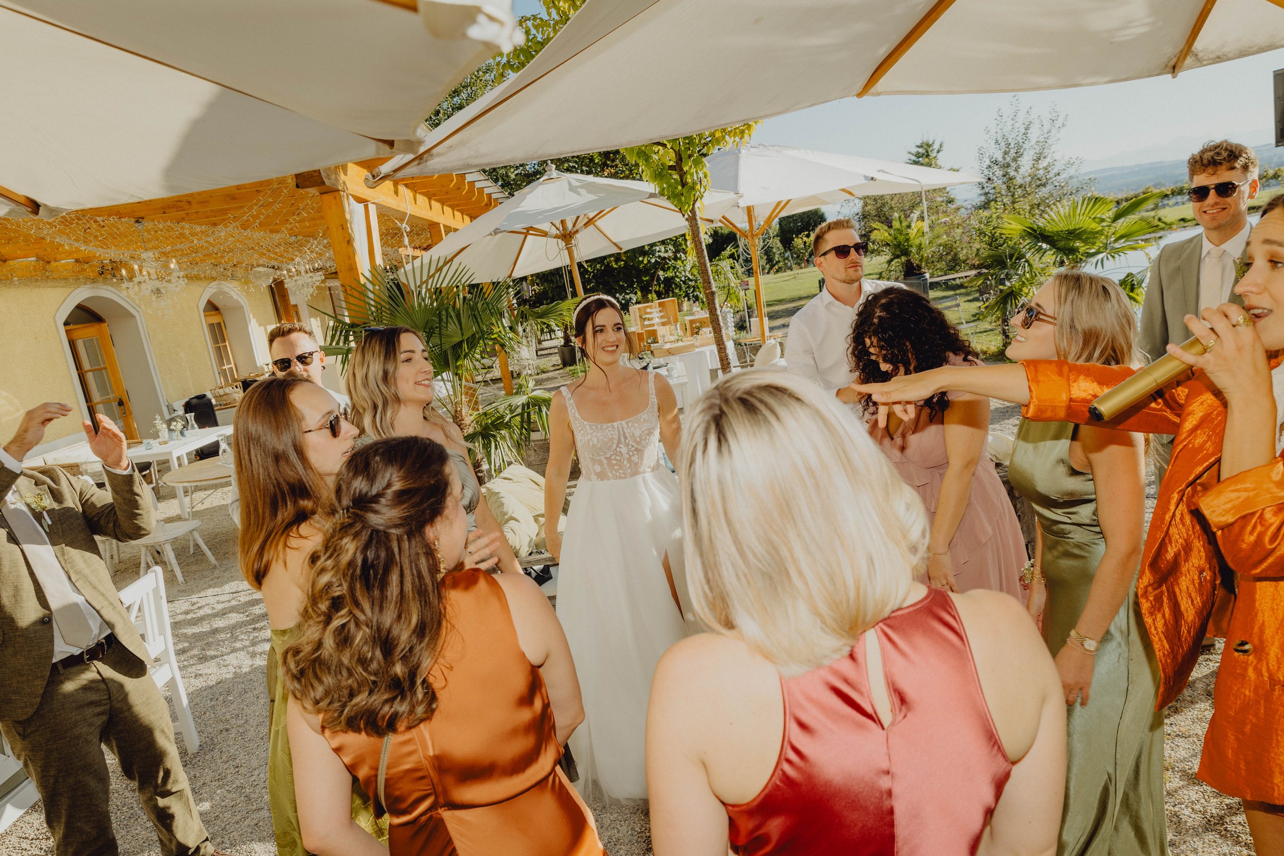 Karlingberger Gut Hochzeit Oberösterreich Brautpaar Liebe Braut Bräutigam Location Floristik Champagner Tower Agape