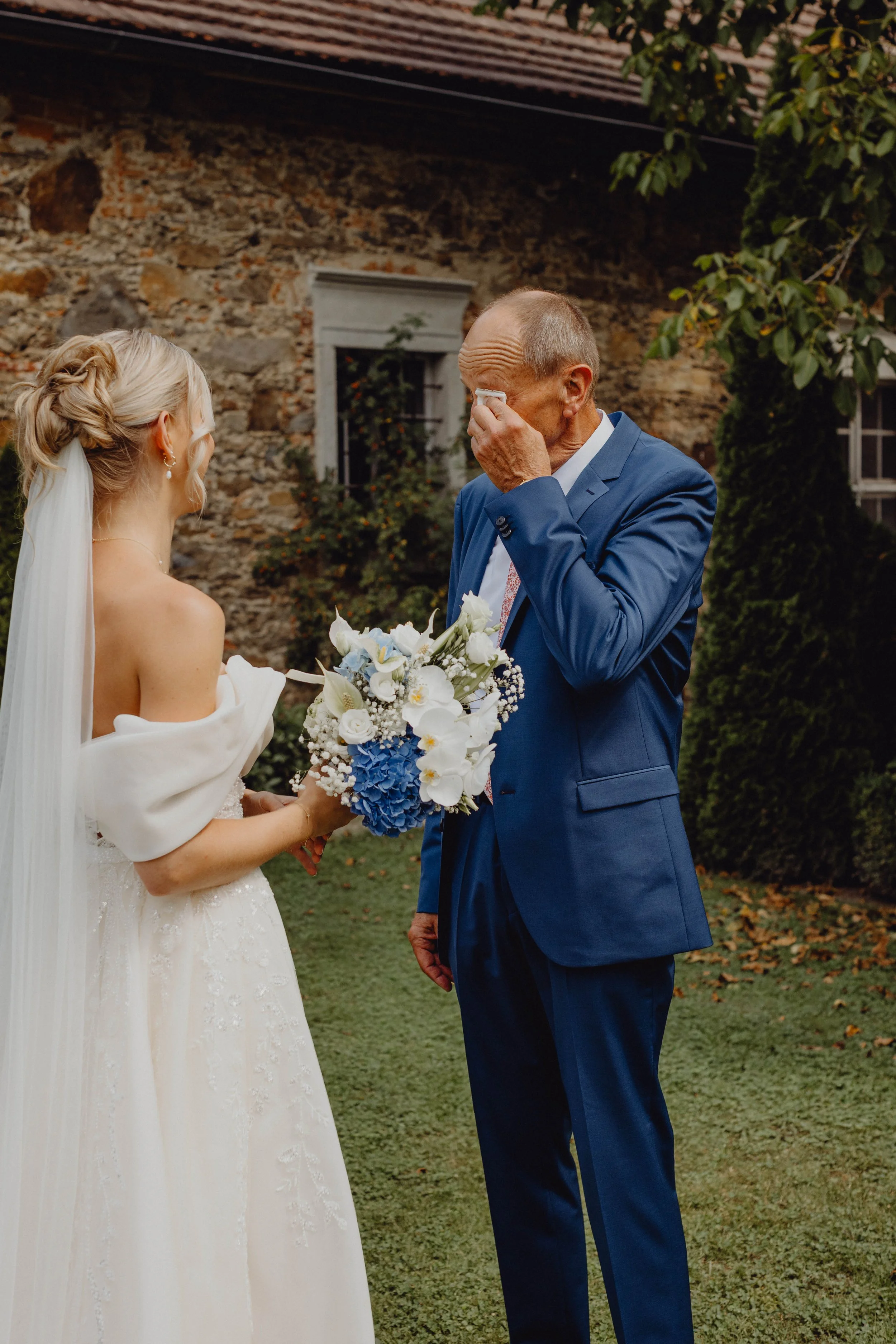 Hochzeit Schloss Altenhof Braut Bräutigam Brautvater First Look Italy Wedding