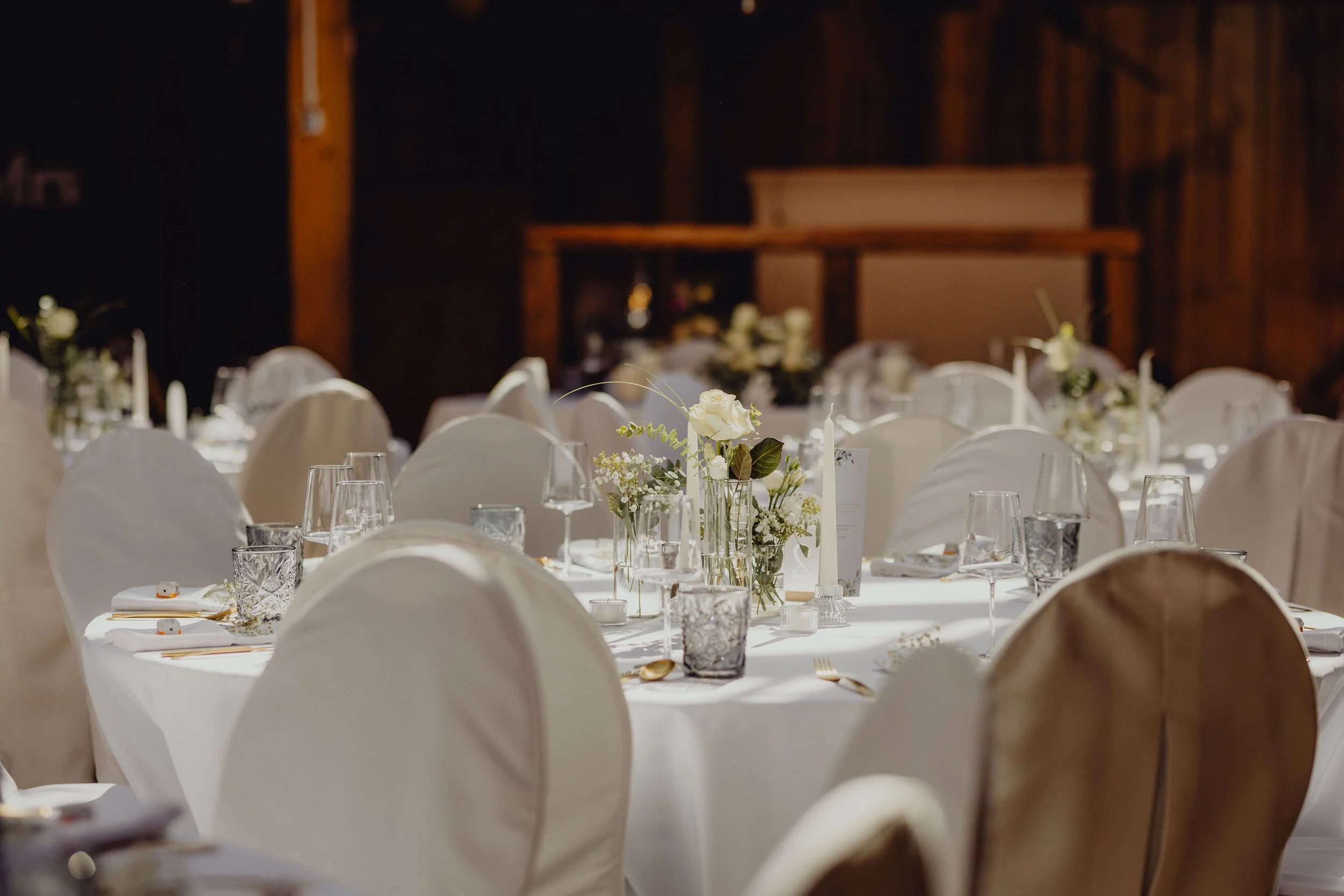 Karlingberger Gut Hochzeit Oberösterreich Brautpaar Liebe Braut Bräutigam Location Floristik