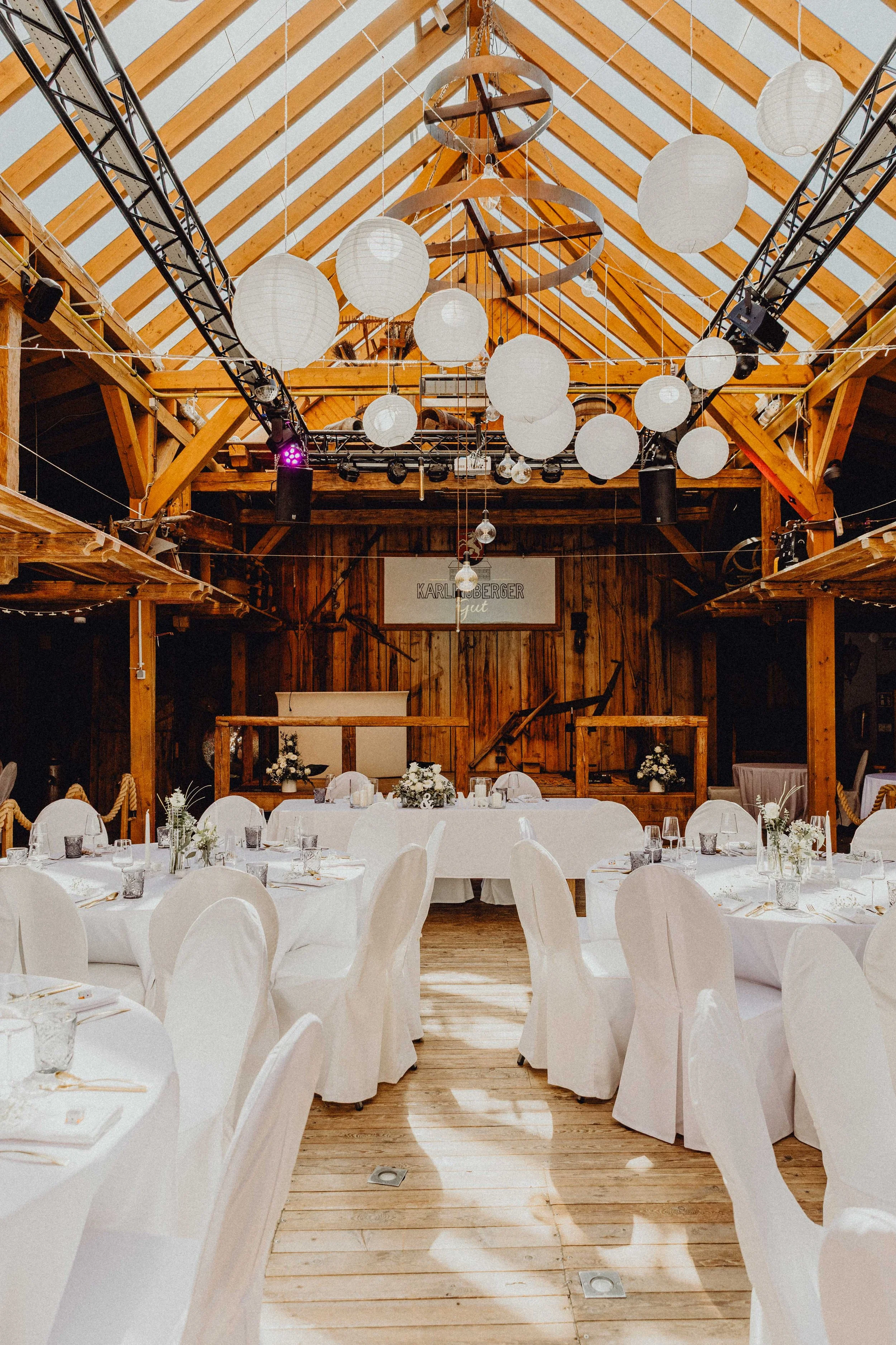 Karlingberger Gut Hochzeit Oberösterreich Brautpaar Liebe Braut Bräutigam Location Floristik