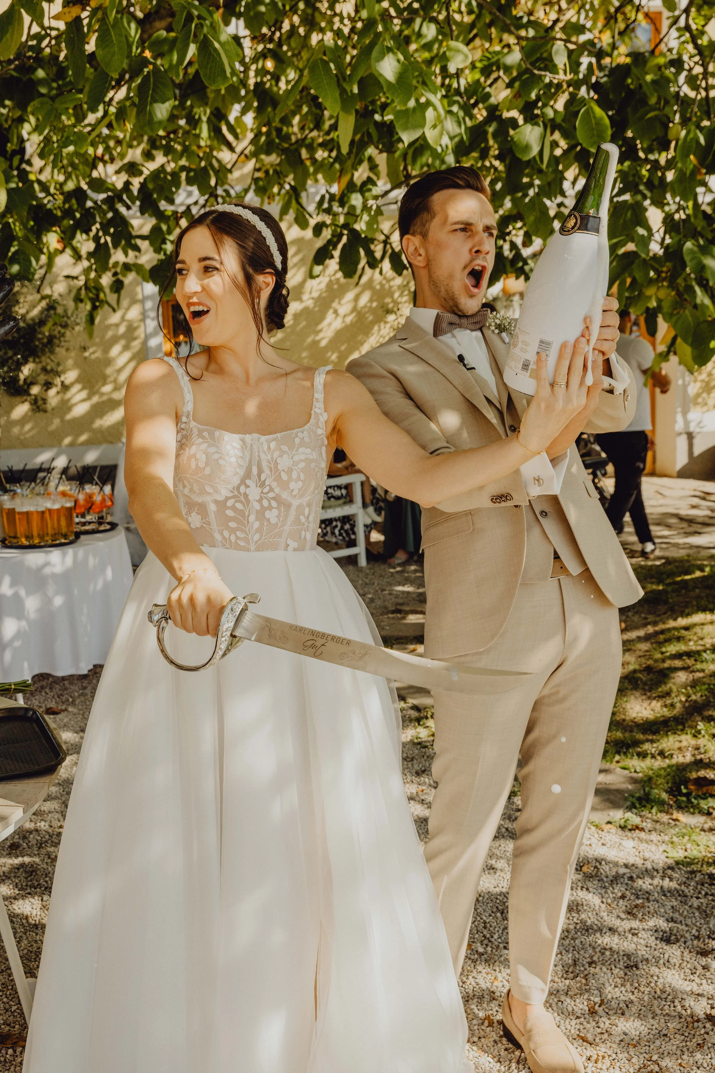 Karlingberger Gut Hochzeit Oberösterreich Brautpaar Liebe Braut Bräutigam Location Floristik Champagner Tower