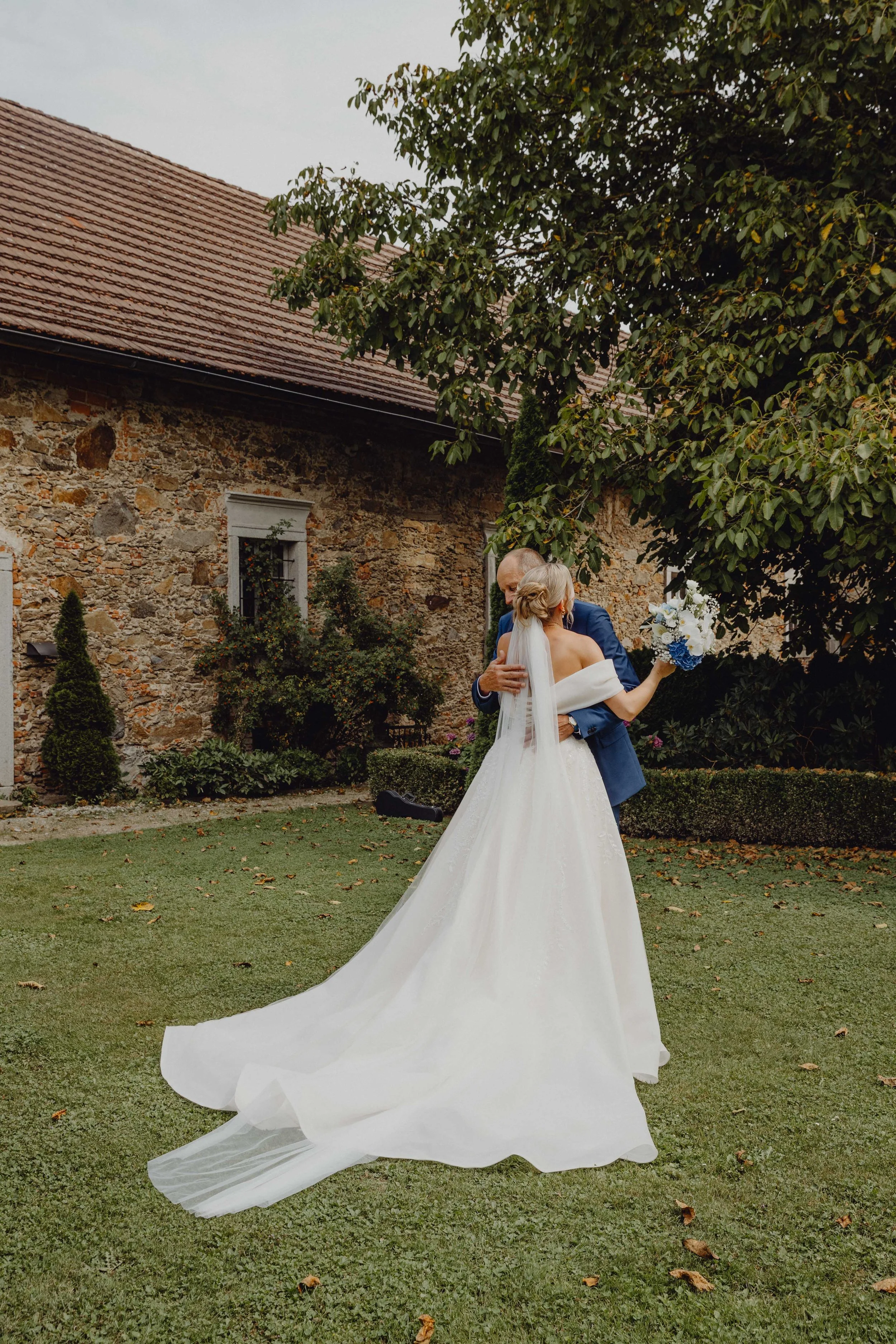 Hochzeit Schloss Altenhof Braut Bräutigam Brautvater First Look Italy Wedding