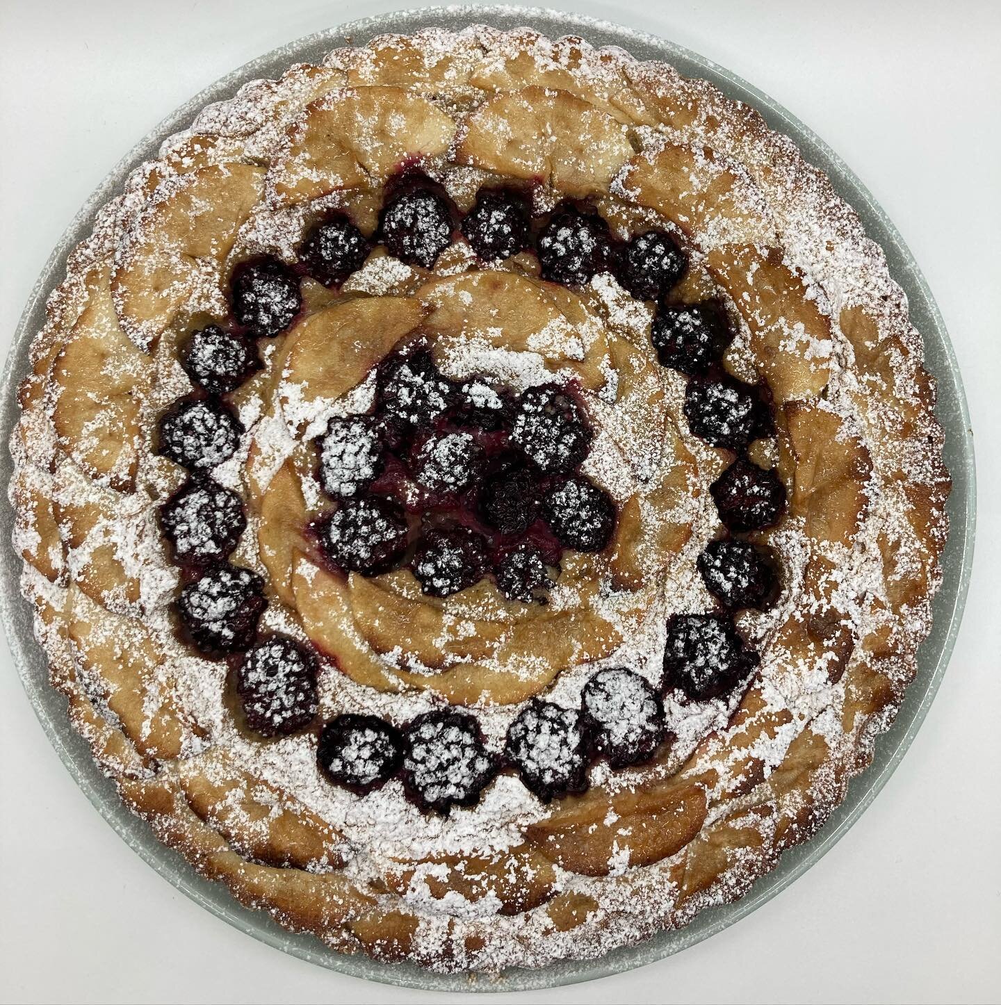 getting seasonal with an apple and blackberry cake

#gourmaisiee #brighton #brightonandhove #applecake #appleblackberry #blackberrycake #berries #autumn #autumnbaking #thanksgivingdesserts #fruitcake #apples