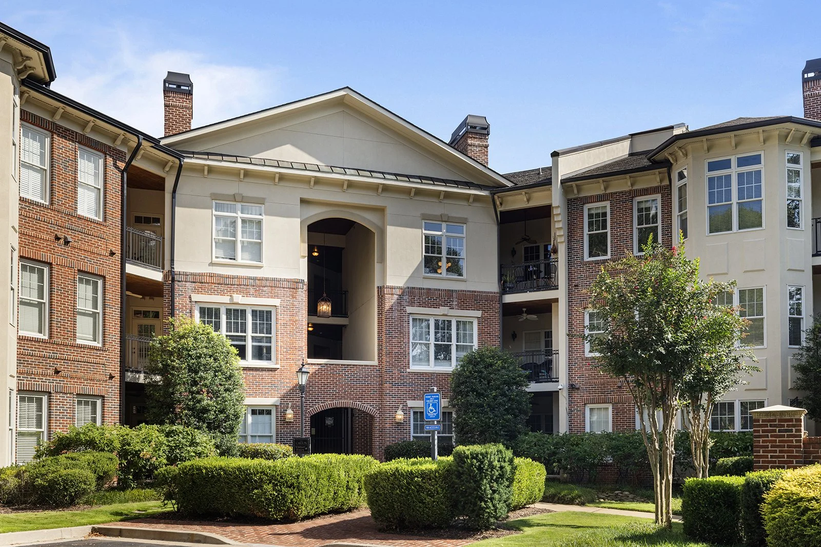825HighlandLnNE#1216-1823-WEB-002.jpg