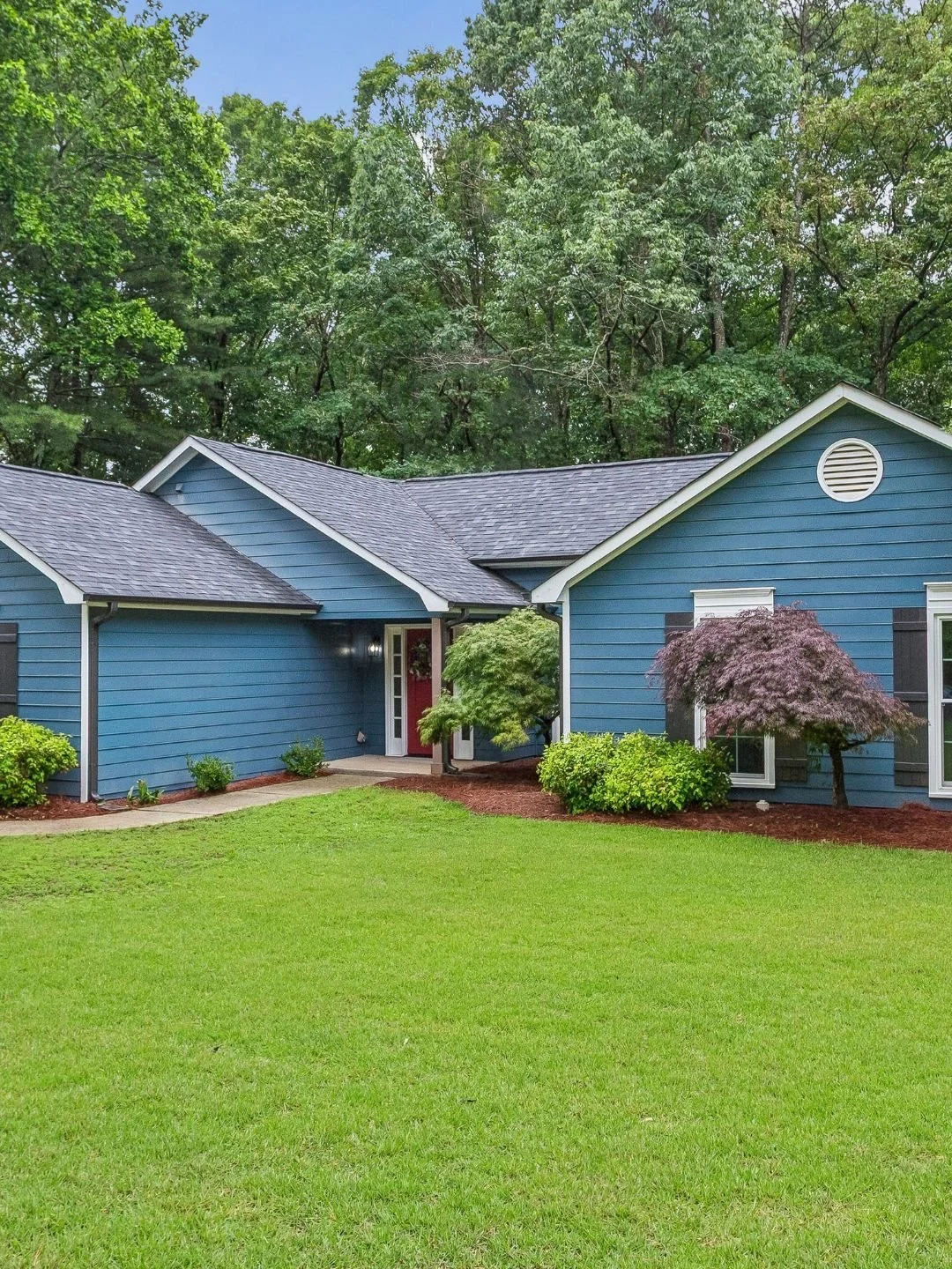 Looking for a home in the $400s?! Fully renovated? Walk out backyard? Well, keep reading&hellip; 

2030 Arbor Forest Dr Marietta Ga 30064 listed for $420,000.
3 🛌 | 2 🛀 | 2 🚗 Garage

Welcome to this fully renovated, one-level living gem just minut