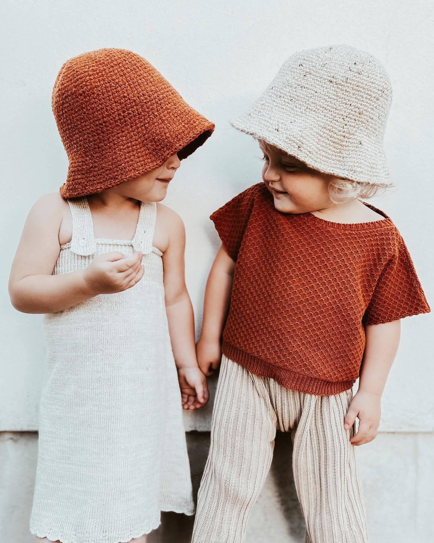 Twin-style 👯&zwj;♀️ These handmade crochet hats, linen knit dress and organic cotton shirt are all available to order on my webshop! Time to stock up on some summer knits 🌞

#summerknits #machineknitted #crochethat #crocheted #crochetbuckethat #kni