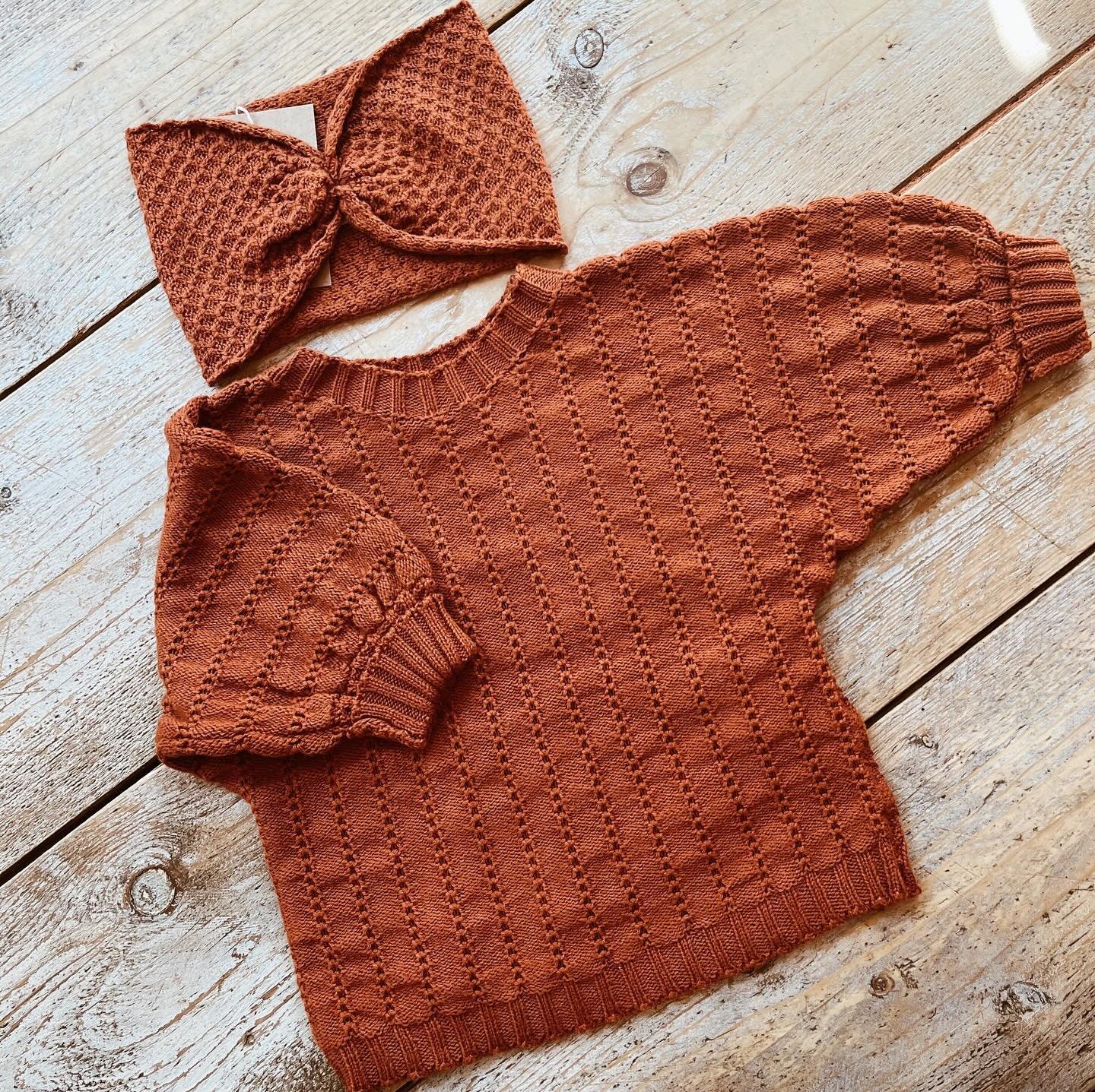A lovely set for a lovely little lady 🥰 these items are part of #keepersknitwear &lsquo;s all-time classics and I never get tired of making them. As always, they are handmade to order, in Belgium! 🇧🇪 

#handmadeinbelgium #knitsforkids #machineknit