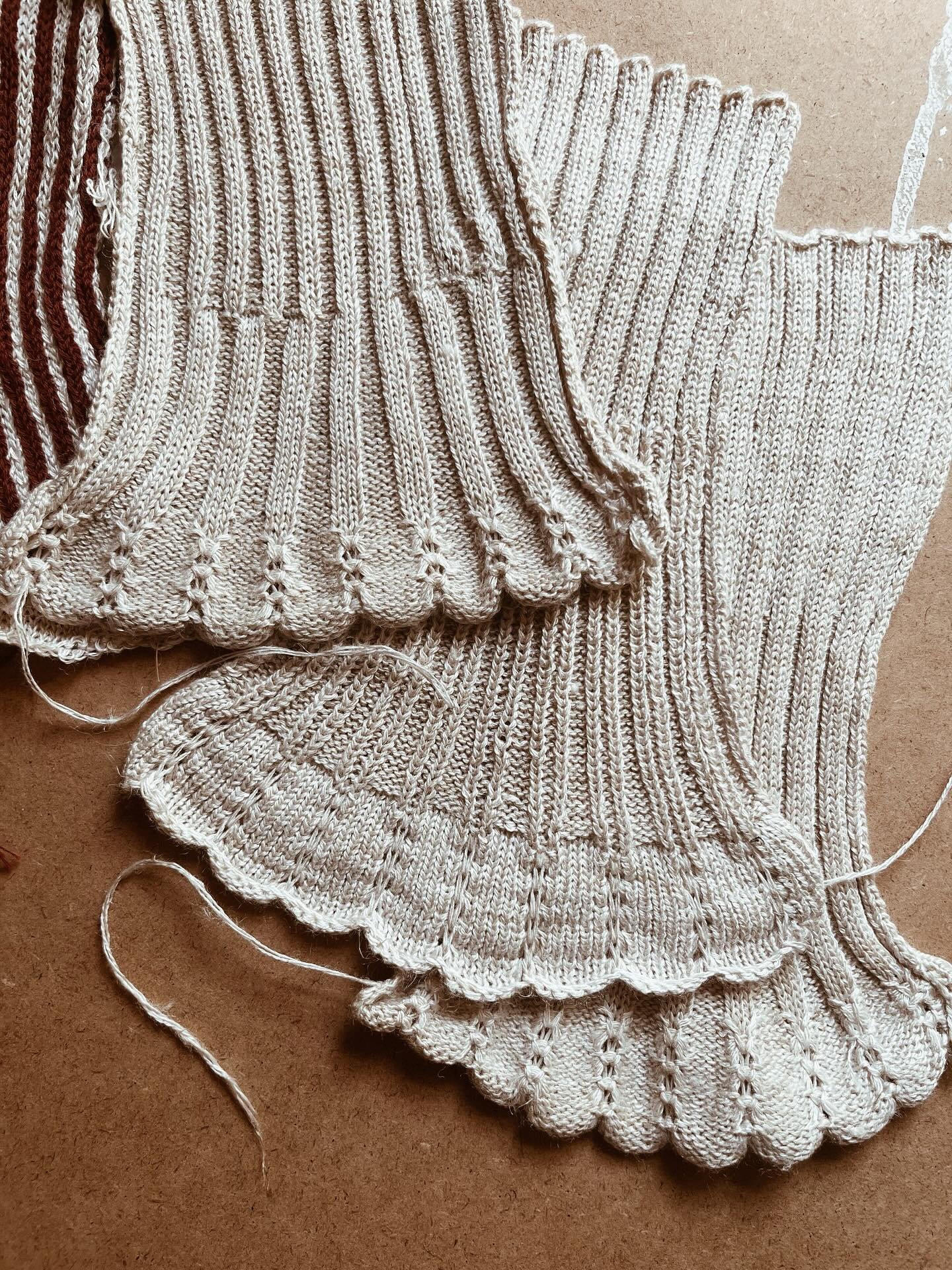 Tests for my next summer knit 🌞
Can you guess what it will be? 

#linen #summerknit #cotton #deadstock #machineknitting #knittingmachine #machineknittersofinstagram #machineknitted #tuckstitch #handmade #handcrafted #madeinbelgium #sommerstrick