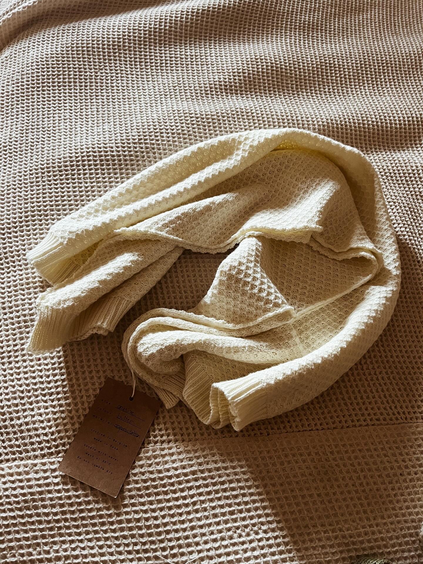 Did you know you can get your #keepersknitwear baby blankets customized with a personal name embroidery? 🪡 
Just add the option &lsquo;Personal name embroidery&rsquo; to your cart on www.keepers-knitwear.com, and I will embroider your little one&rsq