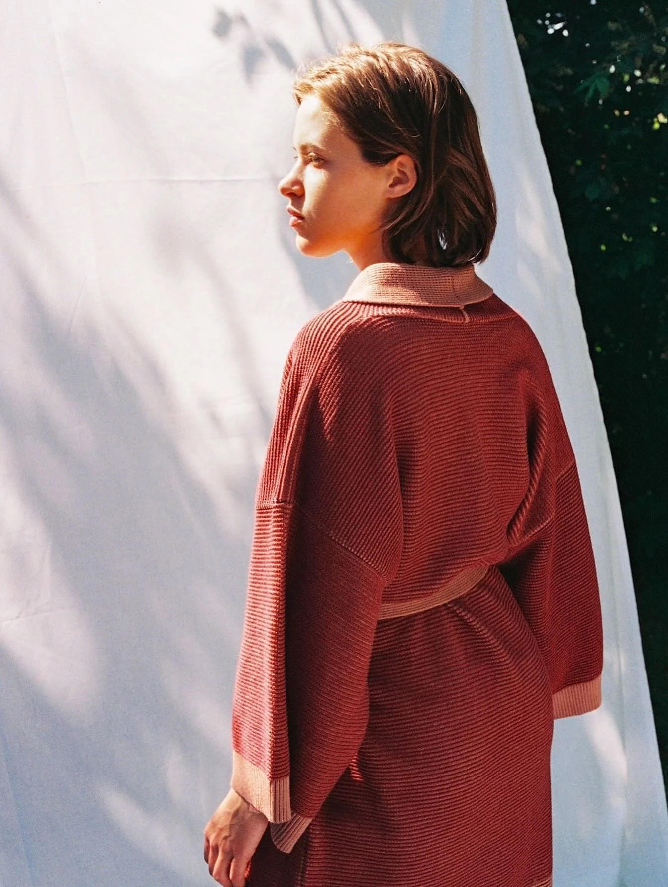 Buttersoft merino wool in warm autumn shades, Belgian craftsmanship, a versatile design that blends effortlessly intoany sustainable capsule wardrobe - what&rsquo;s not to love? &hearts;️
Discover the limited edition kimono collection 👉 link in bio 