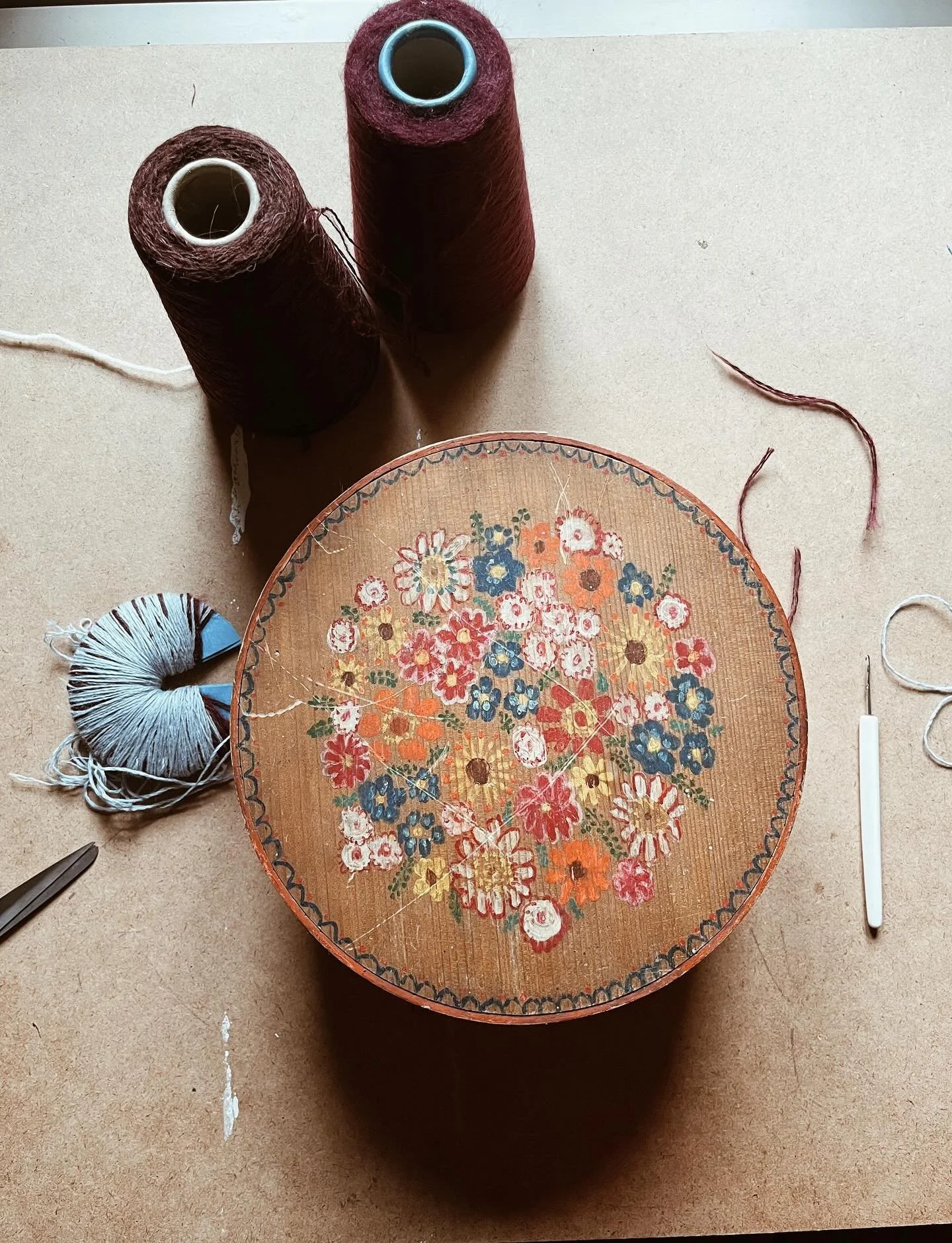 In my atelier, I surround myself with objects I cherish, full of stories ✨ This handpainted wooden box has been with me since my childhood - l kept my knitting yarn and crafts supplies in it already back then. This summer I found it back in my parent