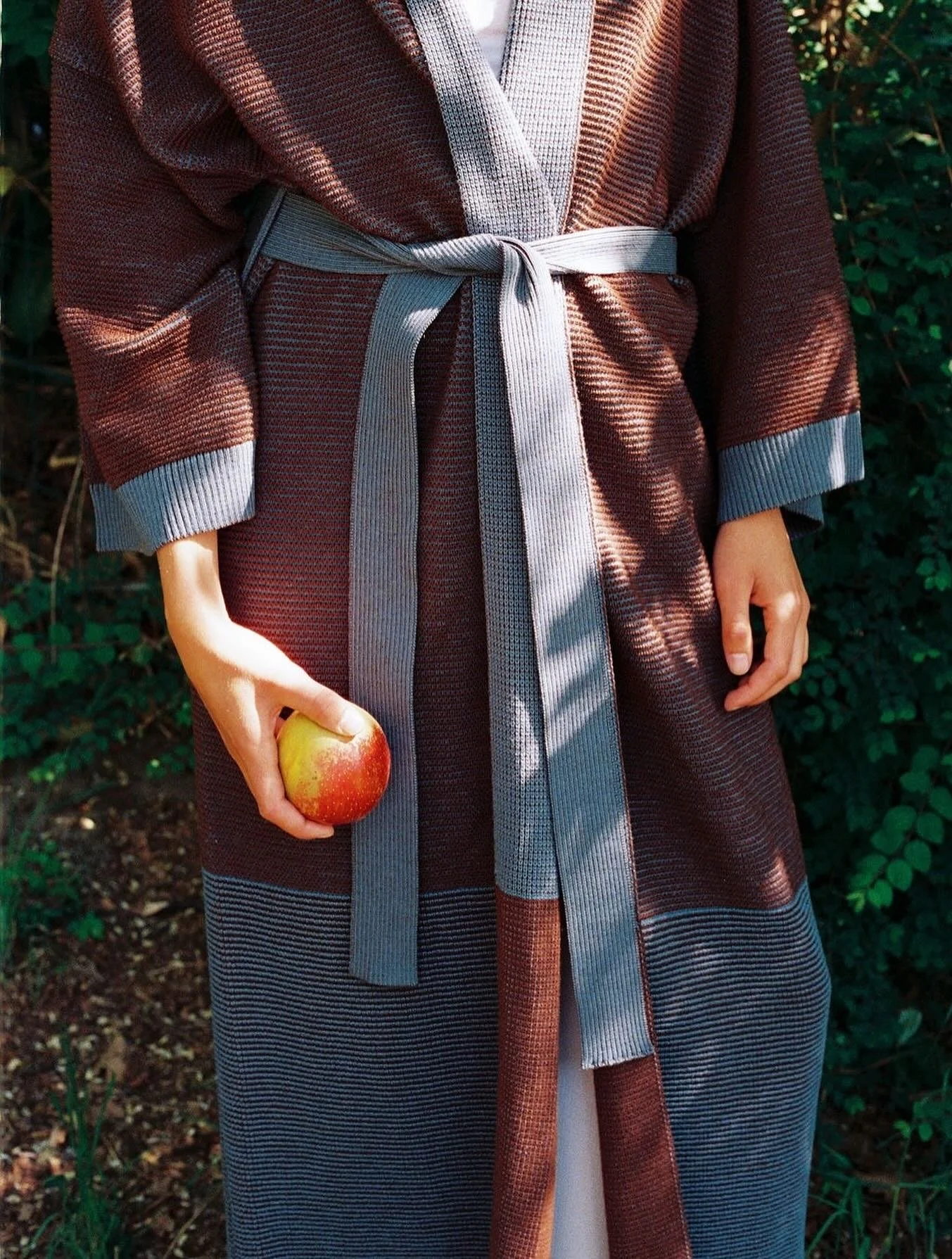 Soak up the golden autumn light and wrap yourself in the softness of merinowool🍁 these knitted kimonos are made to keep you warm and well dressed at all times this fall. Limited edition, order yours now via link in bio 🫶

Wonderful photo by @maison