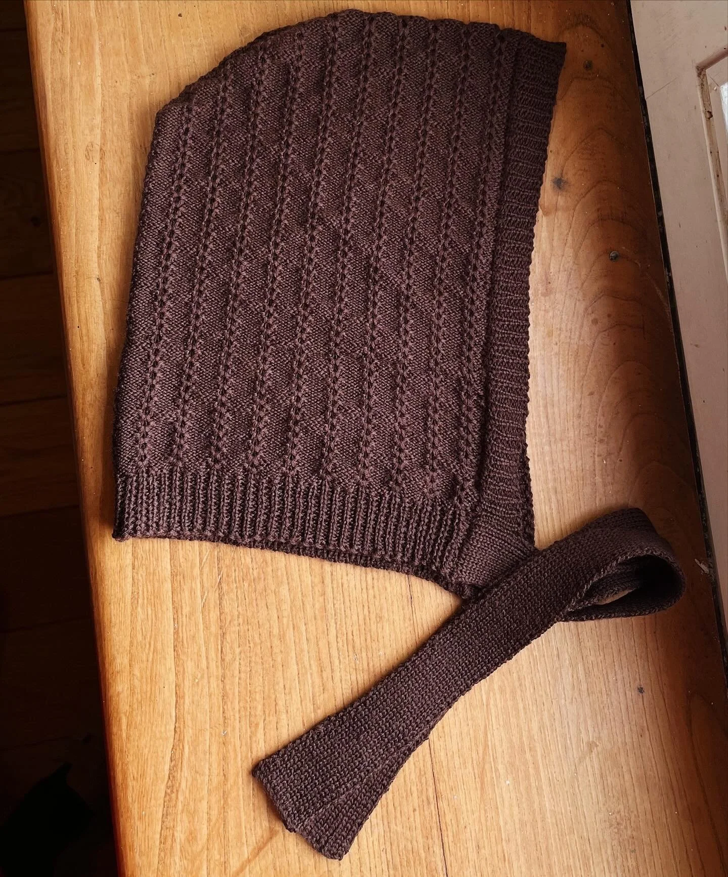 Bonnet JEANNE ✨I&lsquo;m all into bonnets and balaclavas in all shapes and colours! Here&lsquo;s Jeanne in a deep chocolate brown 🍫I&lsquo;ve been wearing her last winter and will keep on wearing her during all those winters ahead! ❄️

#bonnet #meri