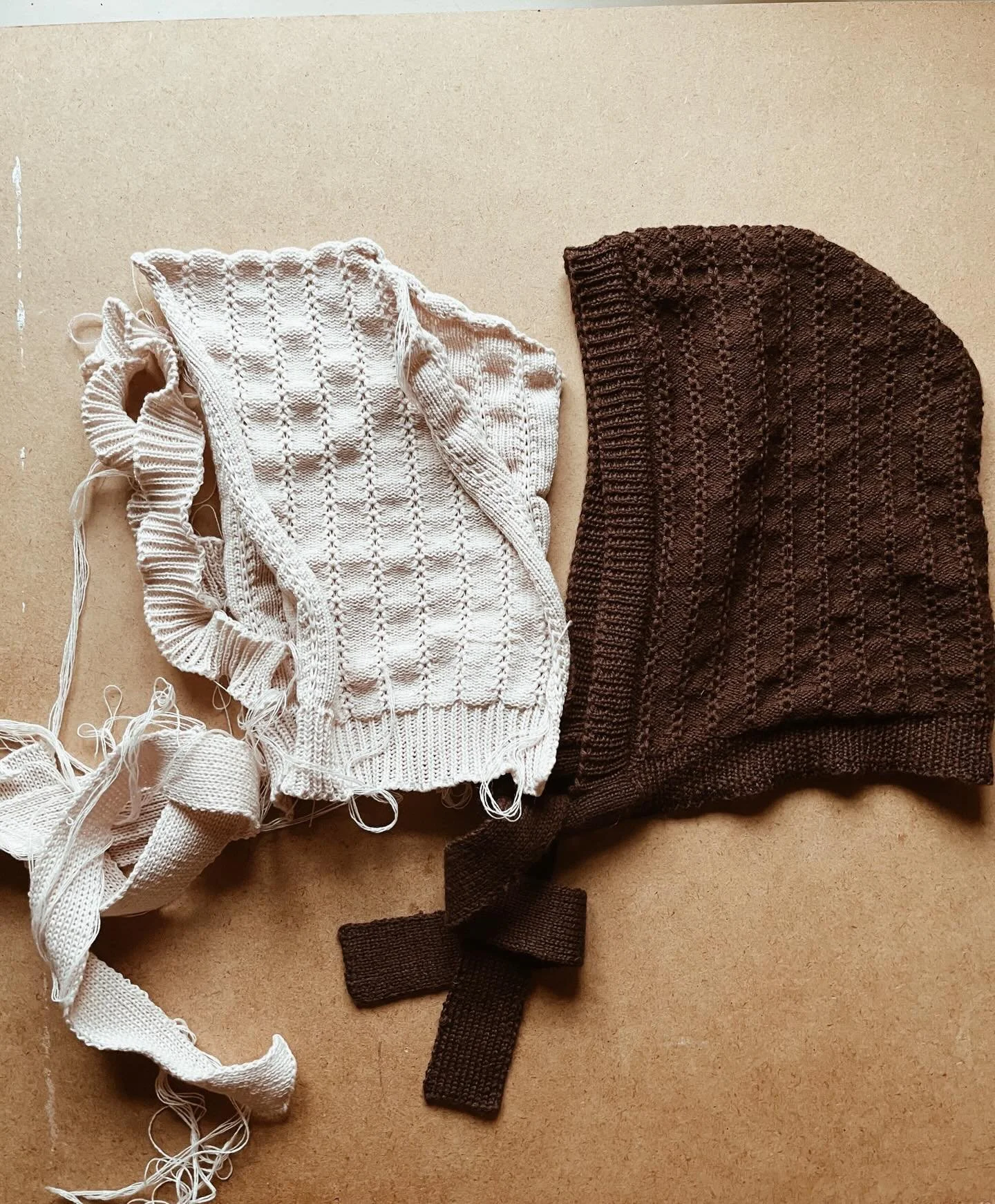 Looking for last minute gifts? ✨ knitted accessories are always a good idea 🤎 I have some handmade knits in stock, find them in the ready-to-ship section on my webshop! Last shipping day is Monday, 22.12.🎄

#machineknitted #knittedbonnet #sustainbl