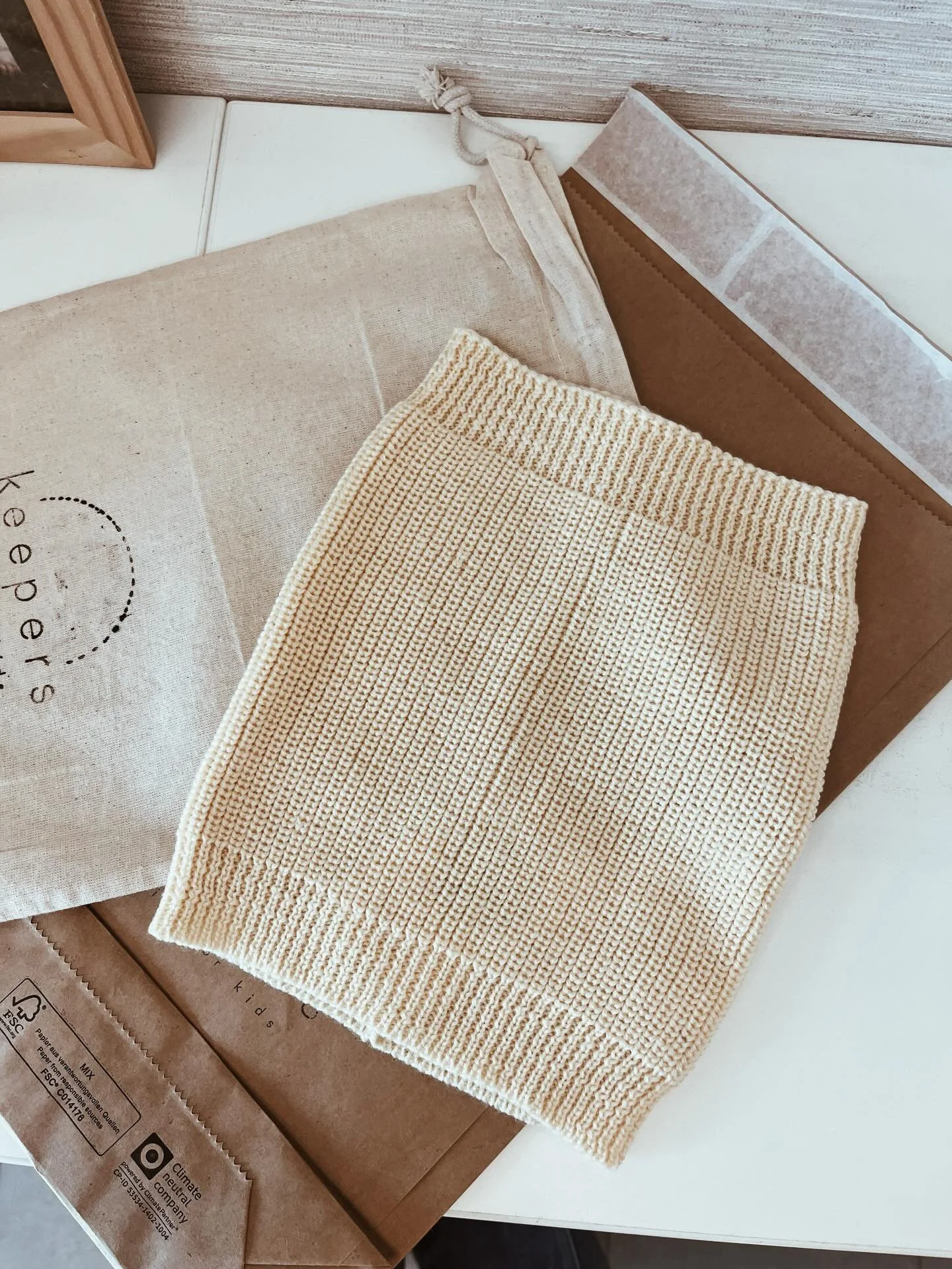 Een bestelling op maat die ik voor Kerstmis heb gemaakt: snood Edie in prachtige crèmekleurige merinowol Ik zal deze aan het einde van de maand toevoegen aan een kleine accessoirecollectie in de webshop. Als je geïnteresseerd bent en niet kunt wachten tot de collectie beschikbaar is, neem dan contact met me op.