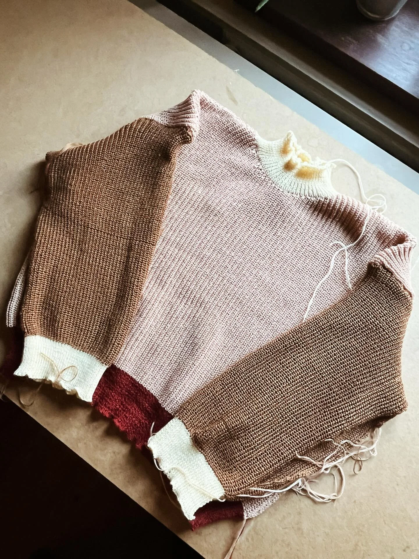 Ik begin deze nieuwe week met het afmaken van persoonlijke projecten waar ik maanden geleden aan begonnen ben, maar waar ik nooit tijd voor had om ze af te maken. Deze trui is gemaakt van deadstock , merinowol zijden garen - ik had niet genoeg roze kasjmier voor de 