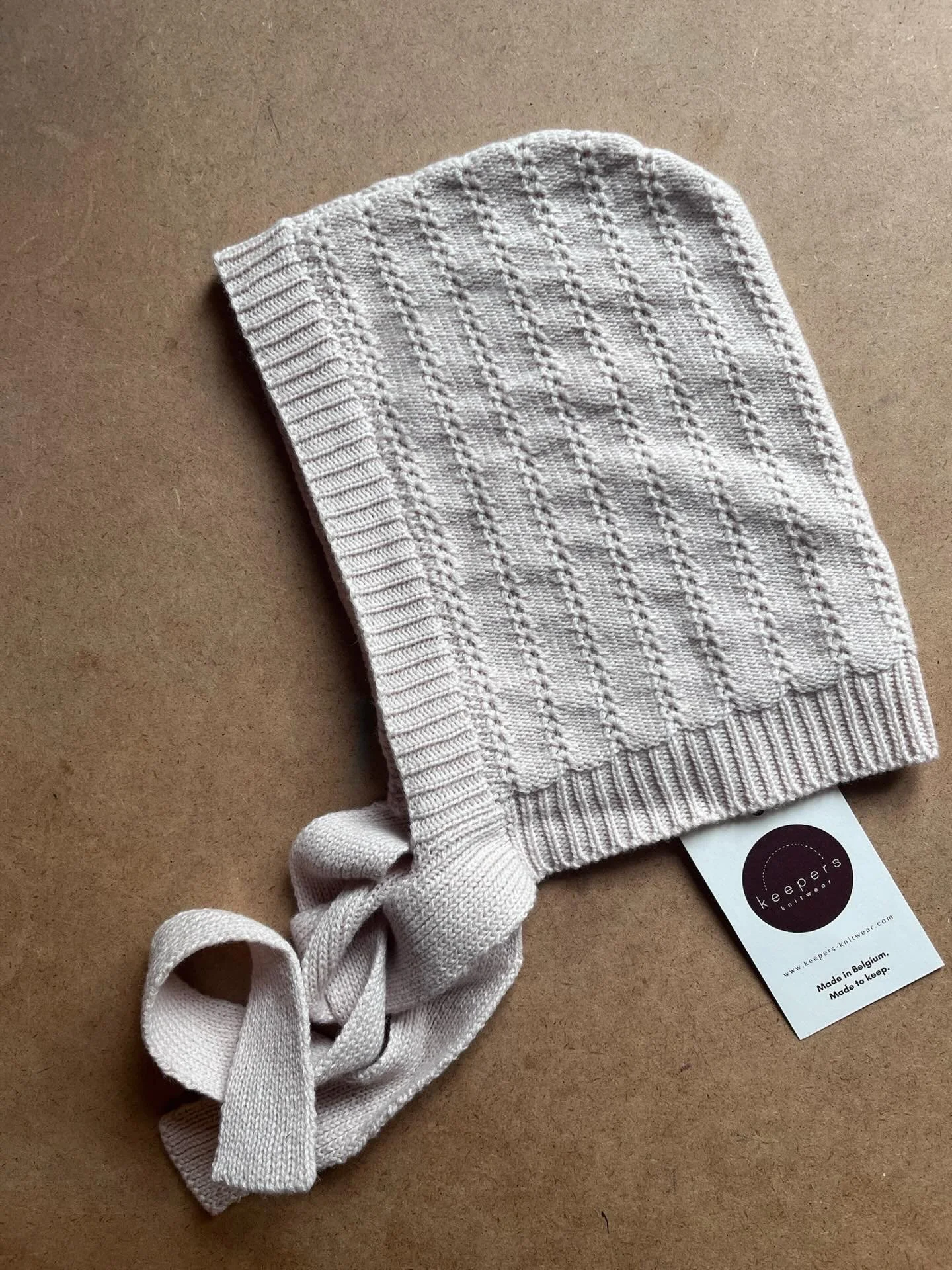 NEW 🤍 bonnet Jeanne is now available in a luxurious off-white cashmere yarn 🤤it&rsquo;s a fitted bonnet with a tie closure, gently keeping your ears warm throughout this last bit of winter ❄️ only one item is ready-to-ship (for a last minute Valent