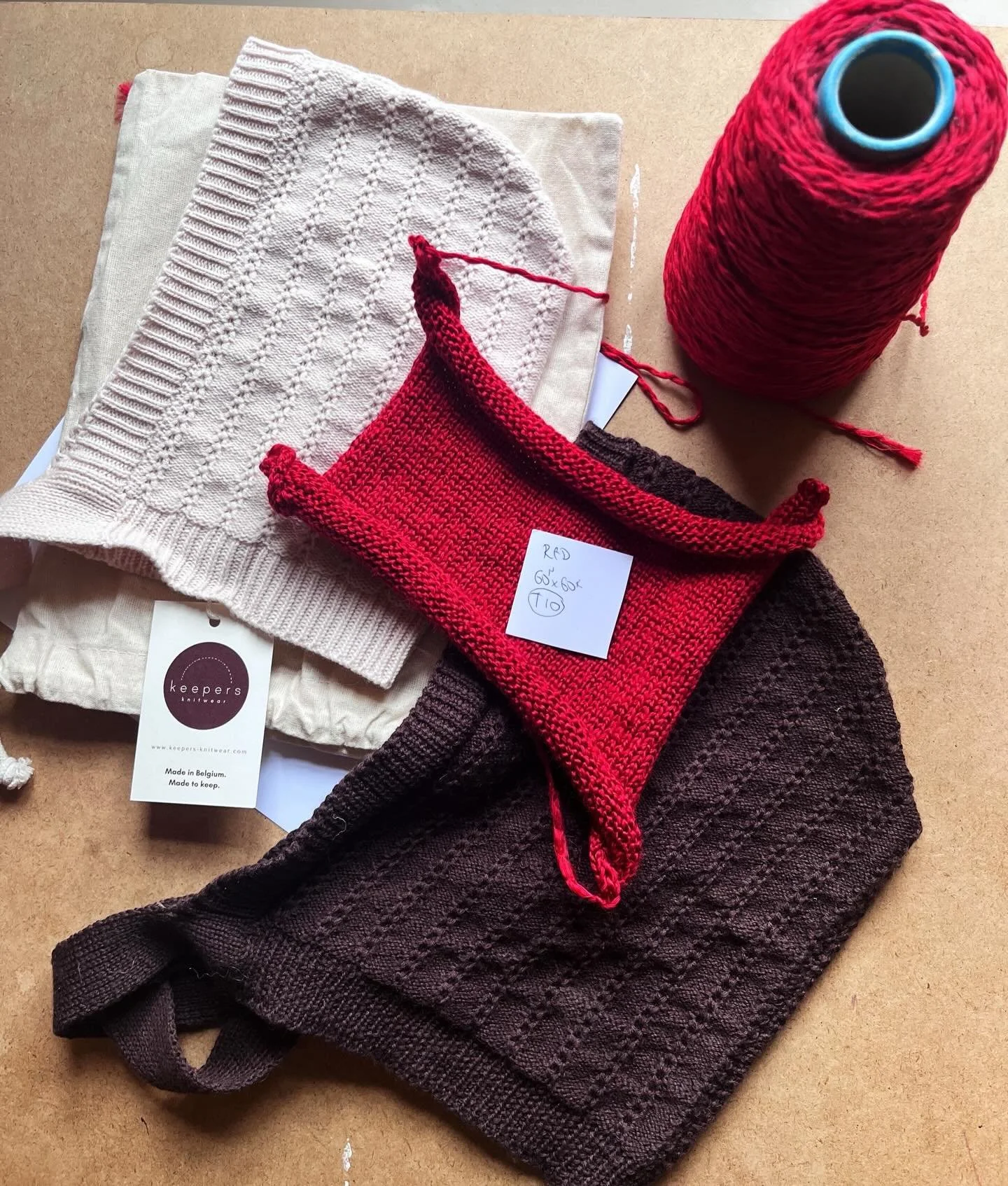Time flies on these grey winter days, and I don&rsquo;t have the time to do everything I want to do, or to knit everything I want to knit&hellip;but this is a glimpse of my knitting desk lately - kinda liked the colour combination &hearts;️🤎🤍 

#ma