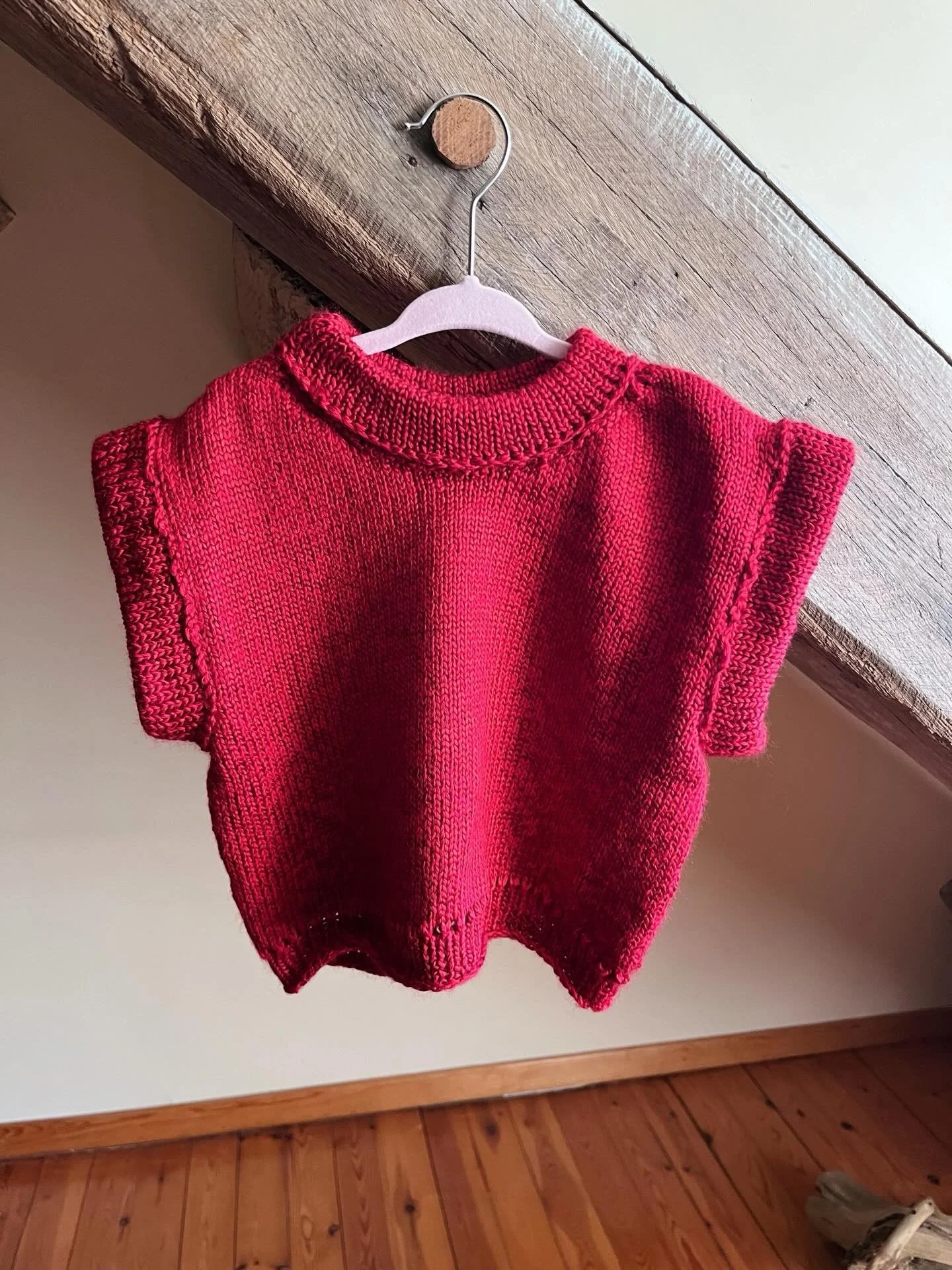 The first two of a series of sleeveless kids sweaters for a special commission ✨ using up my high quality deadstock yarn 🧶 

#slipover #knitsforkids #machineknitted #handmadeinbelgium #madetoorder