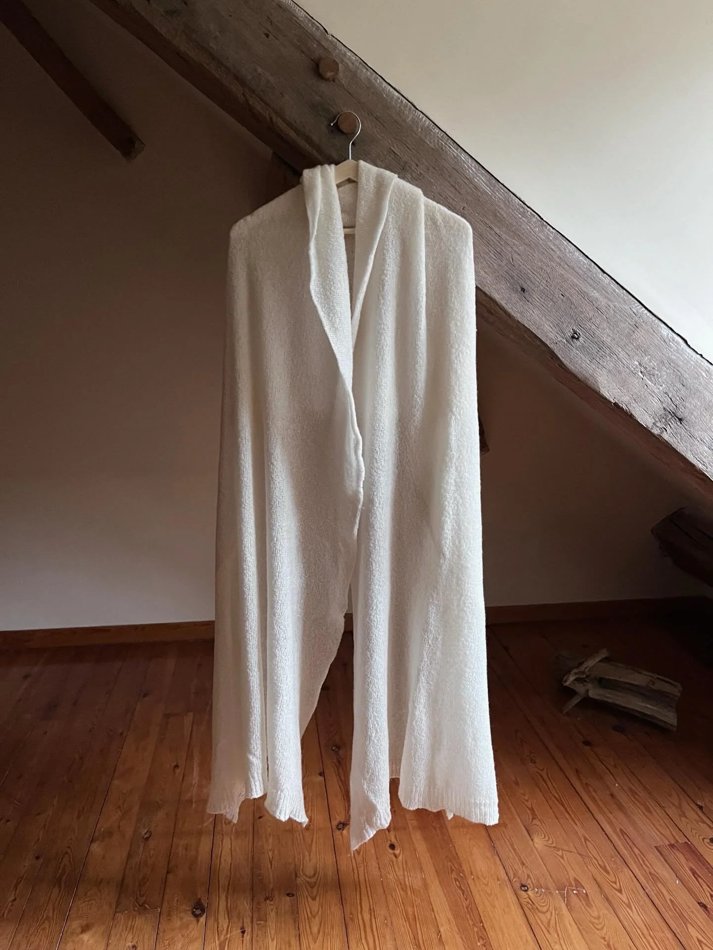 The Cashmere Wedding Shawl 🤍 a handmade heirloom piece which will stay with you forever - on your wedding day and beyond✨ I made it on a domestic knitting machine using the softest deadstock cashmere boucl&eacute; yarn, and believe me if I say it&rs