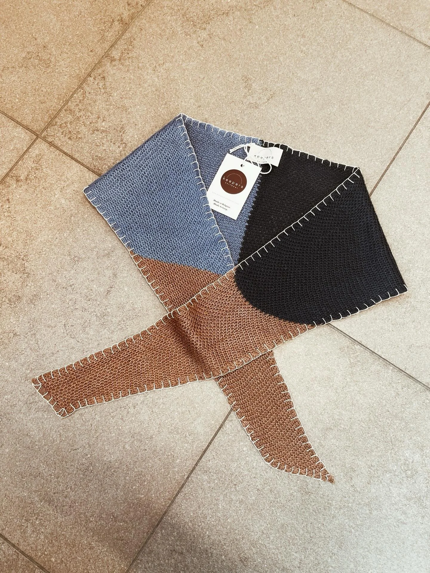 A while ago, I made a small series of triangle scarfs using mercerized deadstock cotton - the most gorgeous kind with a silky sheen 🤩 Choosing the colours as I knitted along, I created one-of-a-kind pieces, which I then finished with a delicate hand