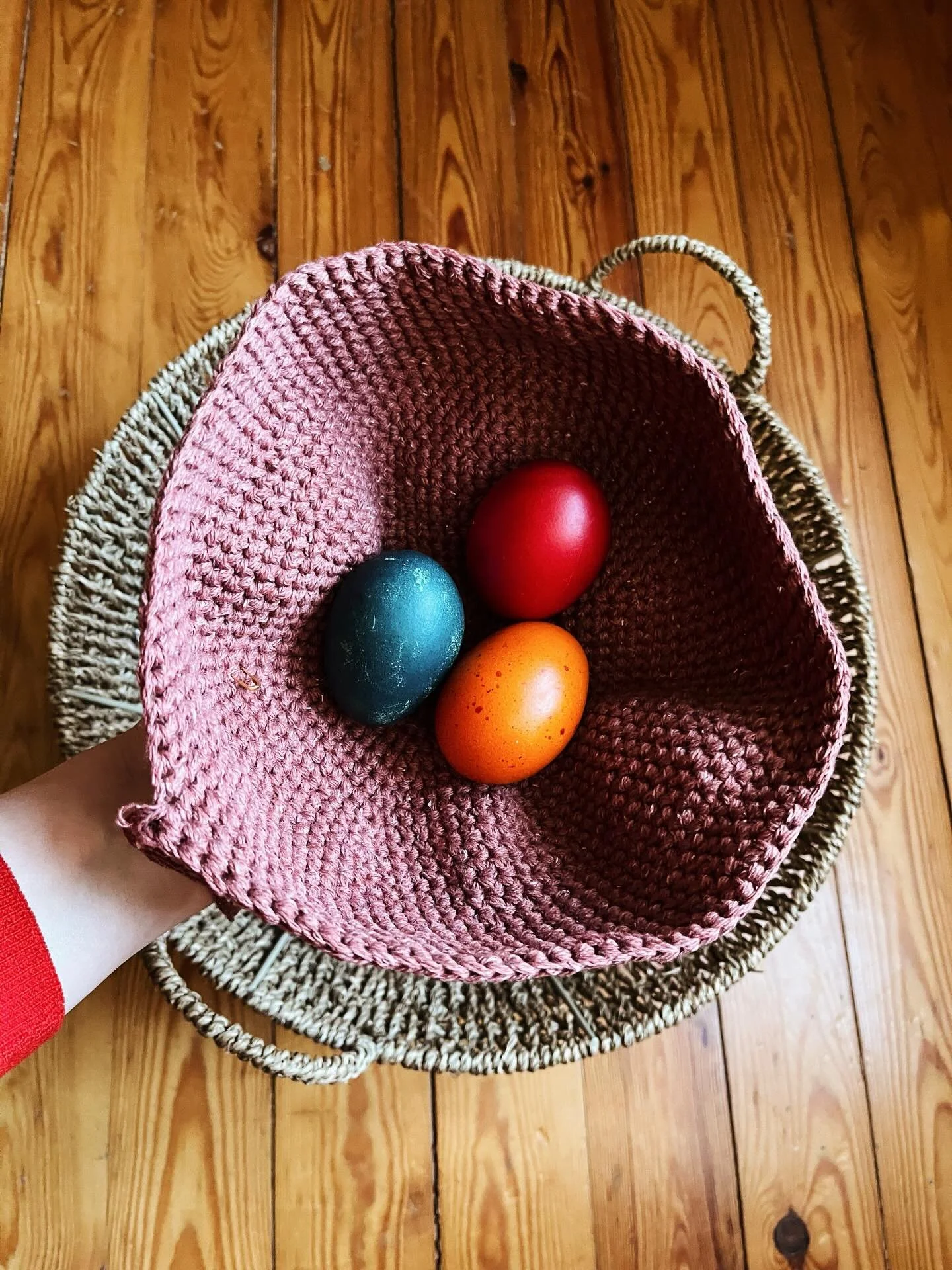 Happy Easter 🐰🪺 colouring eggs with the kids, a brunch with homemade Easter-bread and breadspreads with wild garden herbs, handmade vintage decorations, hiding chocolate eggs for the kids&hellip;embracing spring and loading new energy 🌞 

#handmad