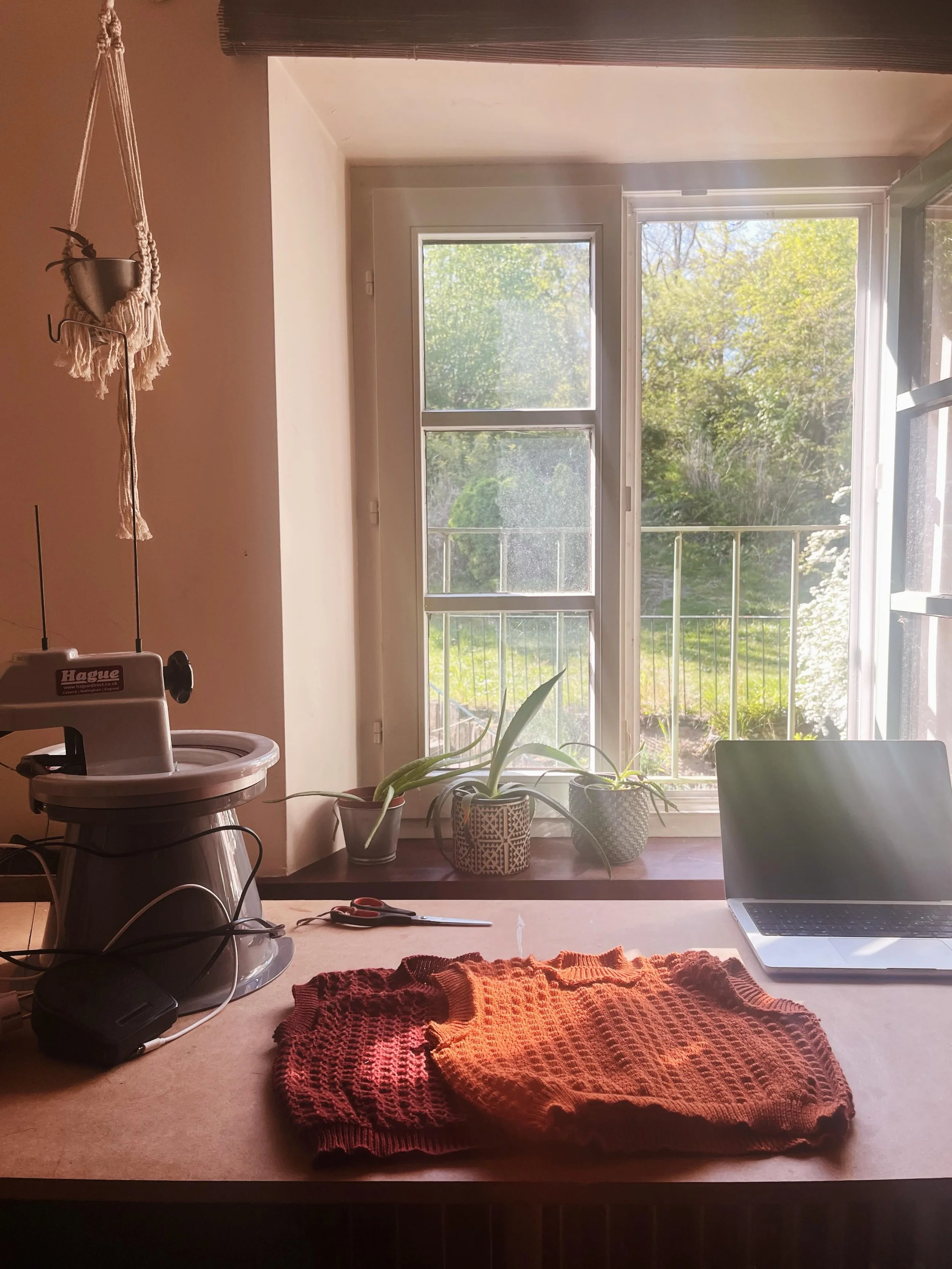 Friday after-work in my atelier. Finishing off a knitwear order while listening to the birds through the open window 🌼 let the weekend begin! 🌞

#knitweardesigner #maker #madeinbelgium #artistsstudio #merinowool