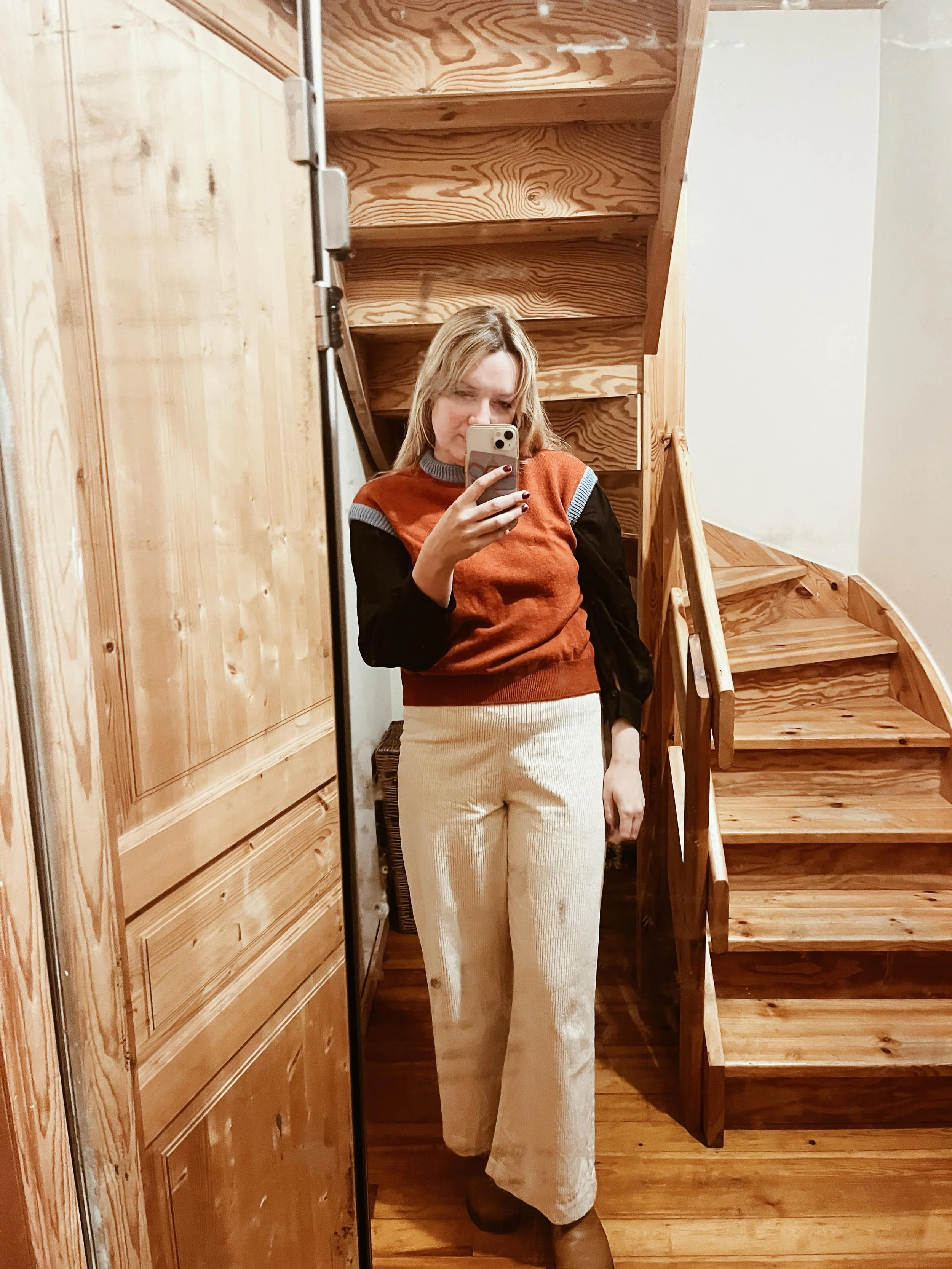 Spring break in Austria is over 🌼 back to work in rainy Belgium - perfect weather for this upcycled slipover I created from a lucky fleamarket find ✂️ 

#upcycledknitwear #slowknitwear #slipover #handmadeinbelgium #upcycling