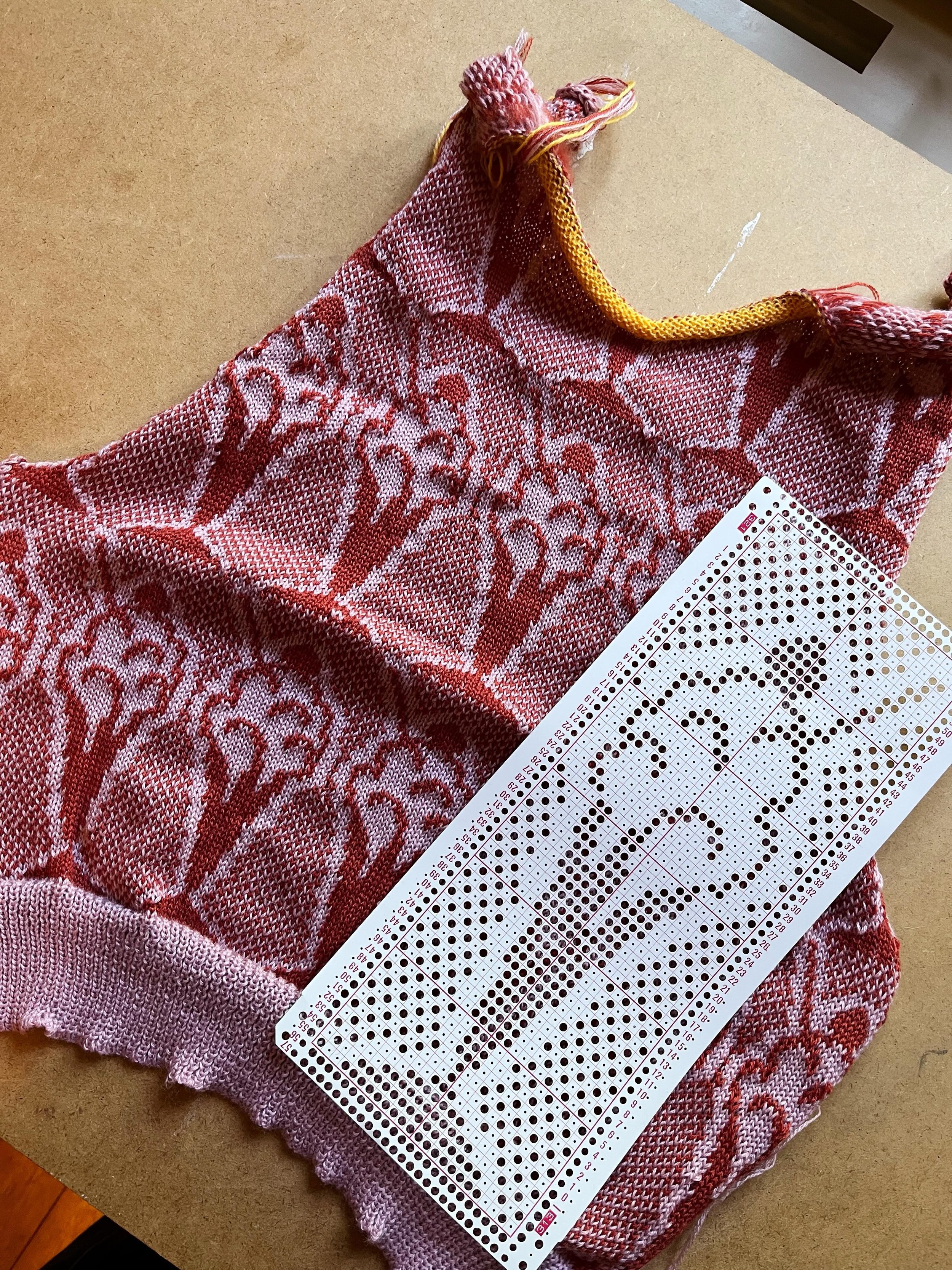 Today&rsquo;s project: knitting the back panel of this slipover ✨I&rsquo;d put this piece on hold because I had other more urgent knits to finish - but today I could finally find some time to pick this one back up 🥰 can&rsquo;t wait to see it comple