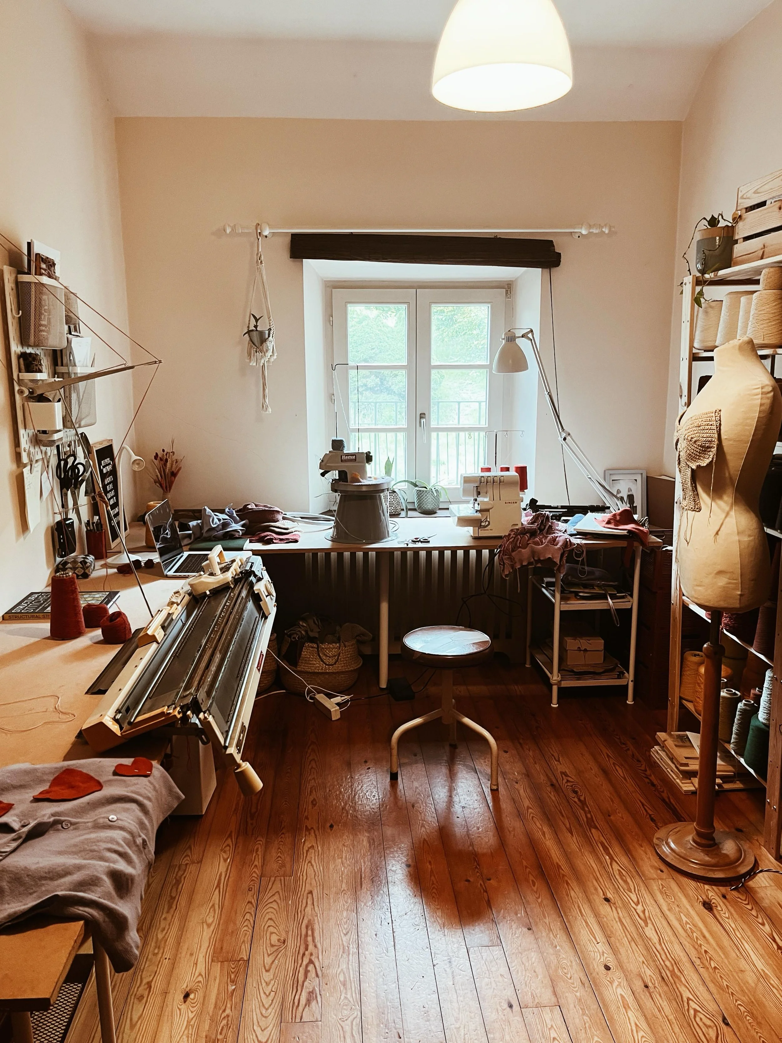Current view of my studio 💫 always working on several knitting and sewing projects at the same time 🧵 hoping to finish one or two this weekend 🤗

#upcycling #sewingstudio #knittingstudio #machineknittersofinstagram #maker