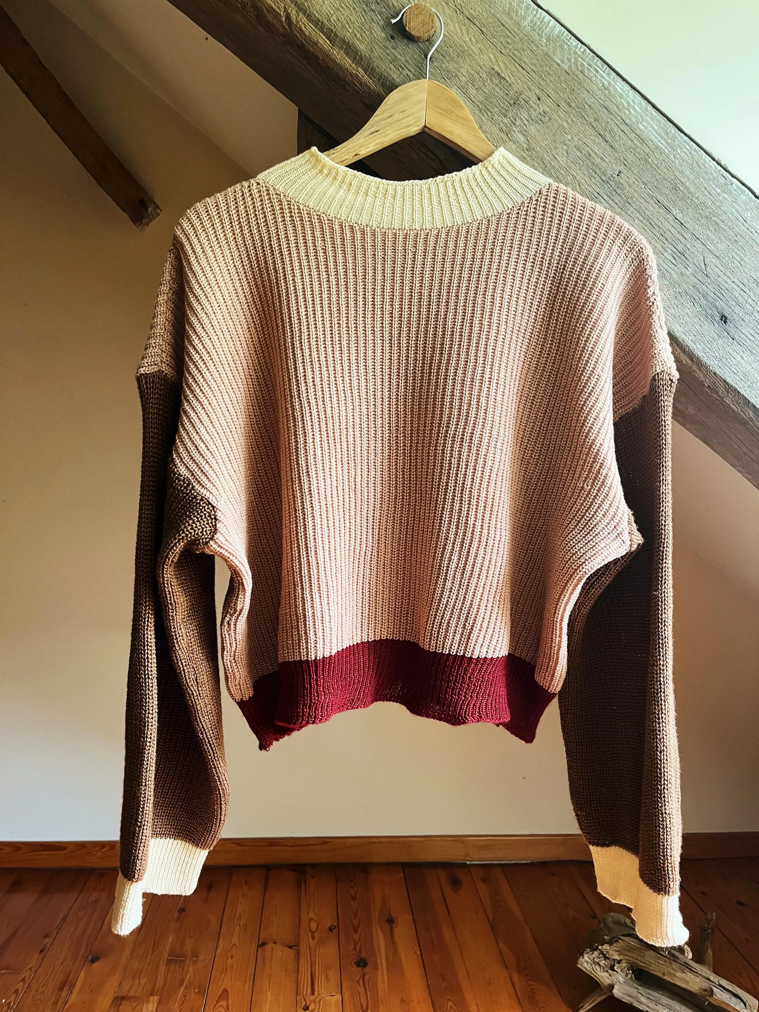 In an attempt to find the &lsquo;perfect&rsquo; fit for me, I created this sweater, using deadstock cashmere, merino wool and silk 🧶 it&rsquo;s a one-of-a-kind piece and I will keep it for myself, but I can make them in other colours on demand ✨just