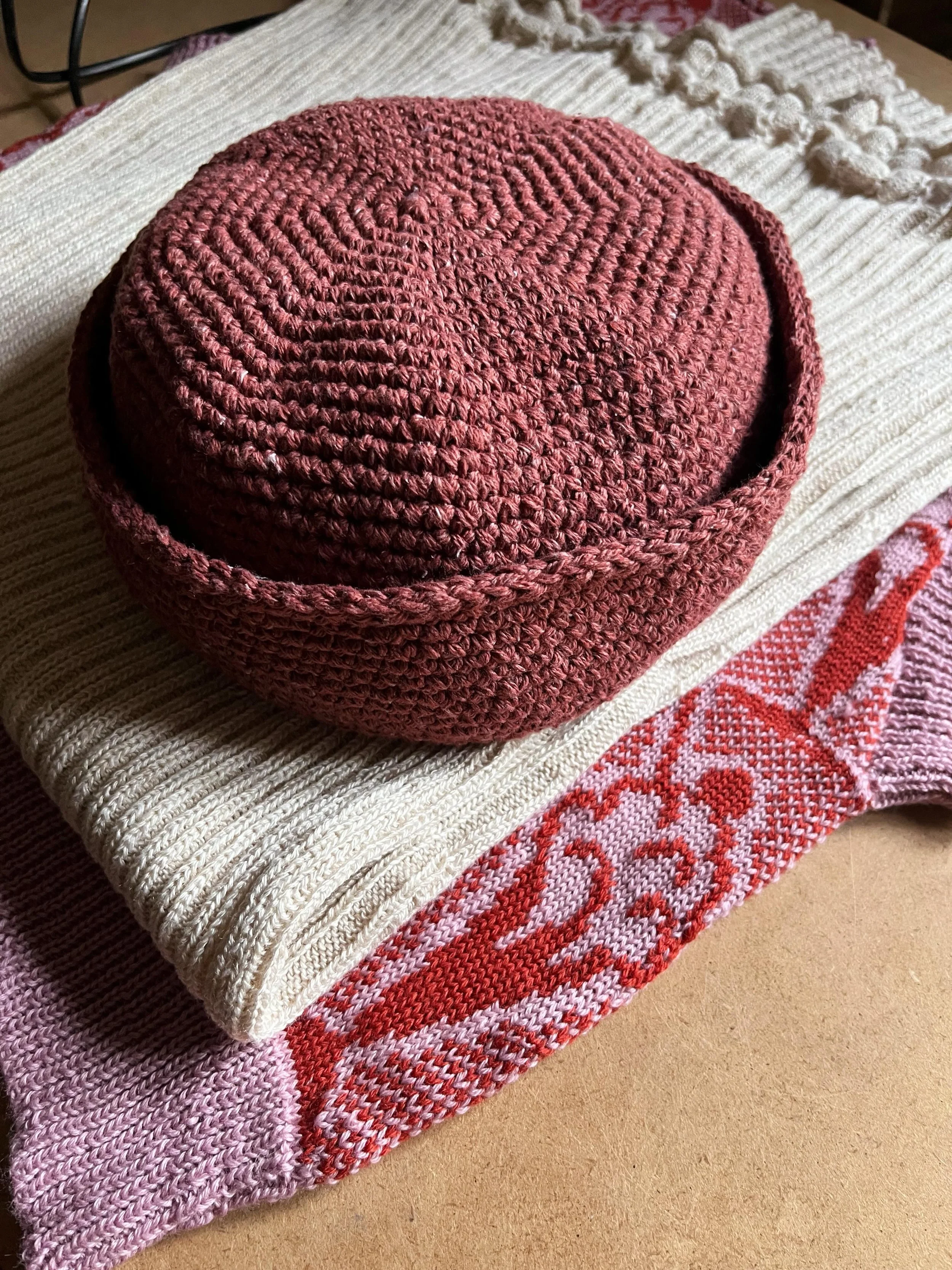 Lately in my atelier🪡
1. My most recently finished knit and crochet pieces 🧶
2. And a new summer knit in the making 🌞 
3. First fitting - excitiiing 🙌
4. Upcycling barrel pants instead of buying a new pair
5. Soaking up the summer weather wearing