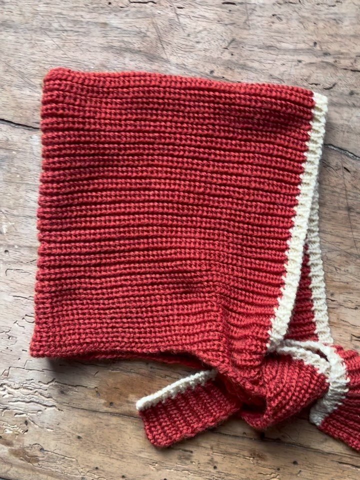 It&rsquo;s the first of October, the beginning of my favourite month 🍁 and while we still enjoy Indian summer temperatures here in Belgium, we can already start thinking ahead of the colder season and the accessories we&rsquo;ll wear. Pixie bonnet L
