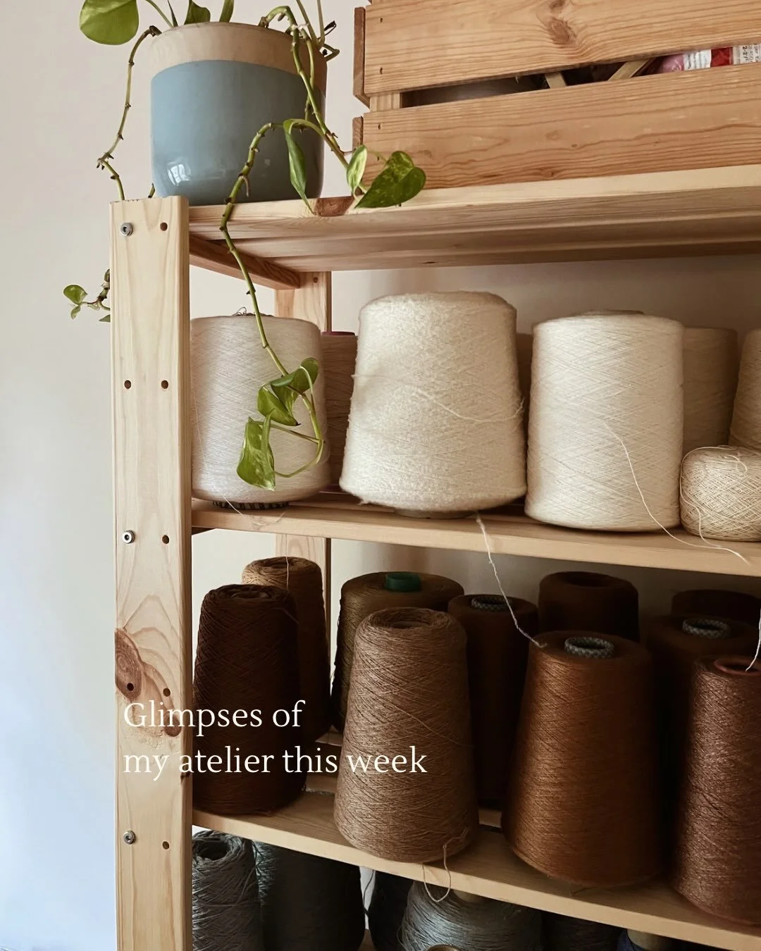 A little glimpse of my atelier this week 🧶 enjoy the weekend and get cosy 🍂

#knittingatelier #knitweardesigner #machineknitting #handmadeinbelgium