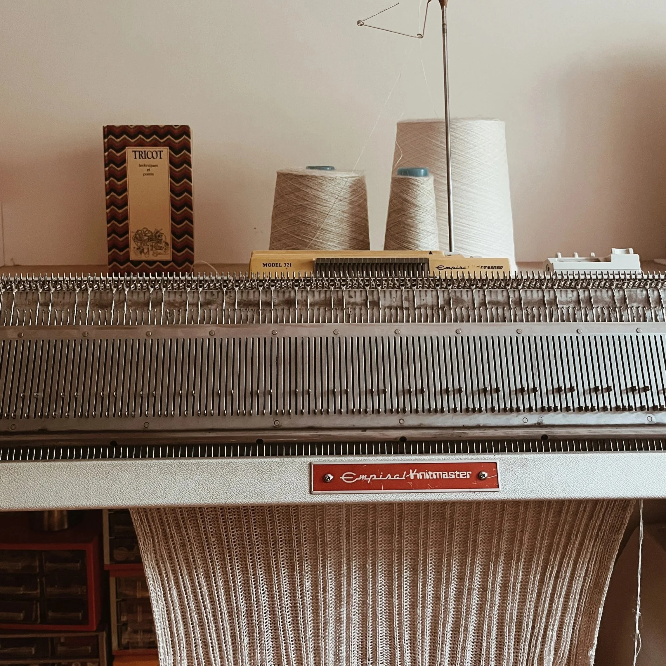 Knitting machine with linen knit and yarn cones