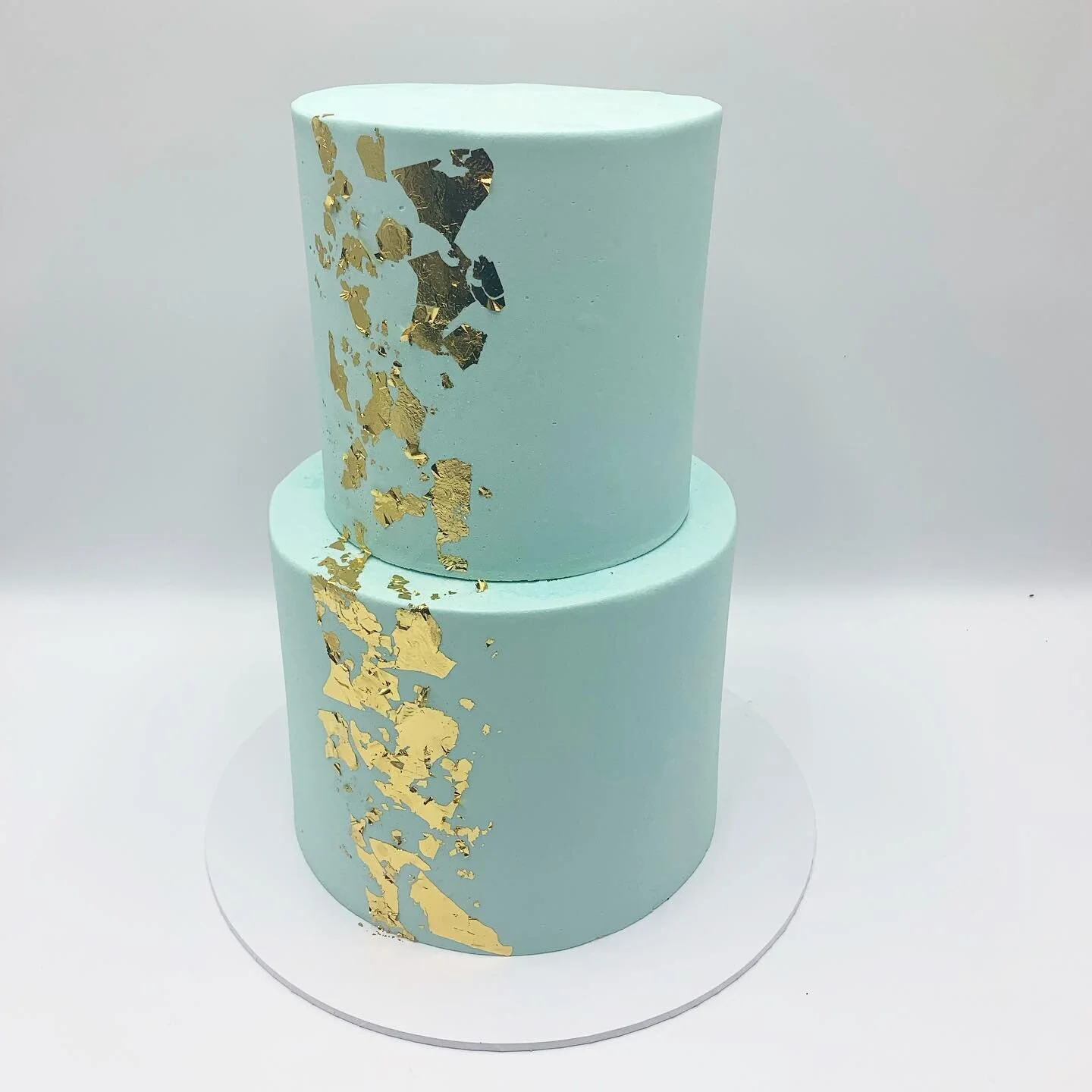 Swipe to see this gorgeous cake on display @bindisballoons 🤍🤍