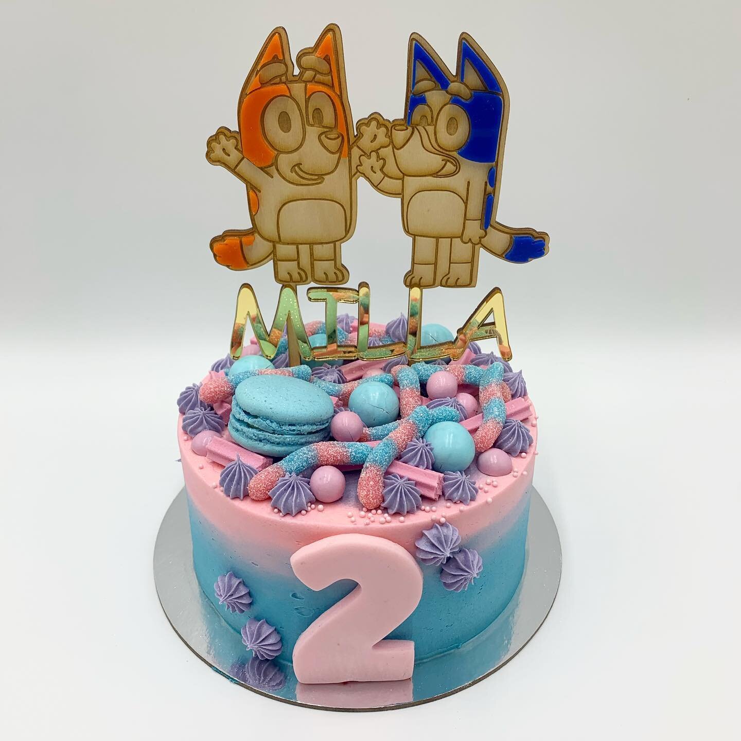 How cute! 🤍 love the colour scheme of the cake - could easily be matched with a pink and blue bluey topper and I think it would look absolutely stunning!!! ✨✨ Bluey is such a popular theme lately - I might have to watch an ep or 2 haha