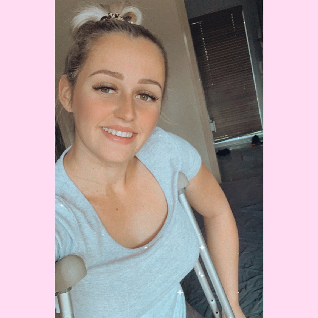Happy Monday guys - few slight changes to this week! 💕

Ya girl is on crutches 🤦🏼&zwj;♀️ torn ligaments in my ankle as a result from netball yesterday!

There won&rsquo;t be any mixed cupcakes this week but&hellip;

ALL CAKE ORDERS AND CUSTOM CUPC