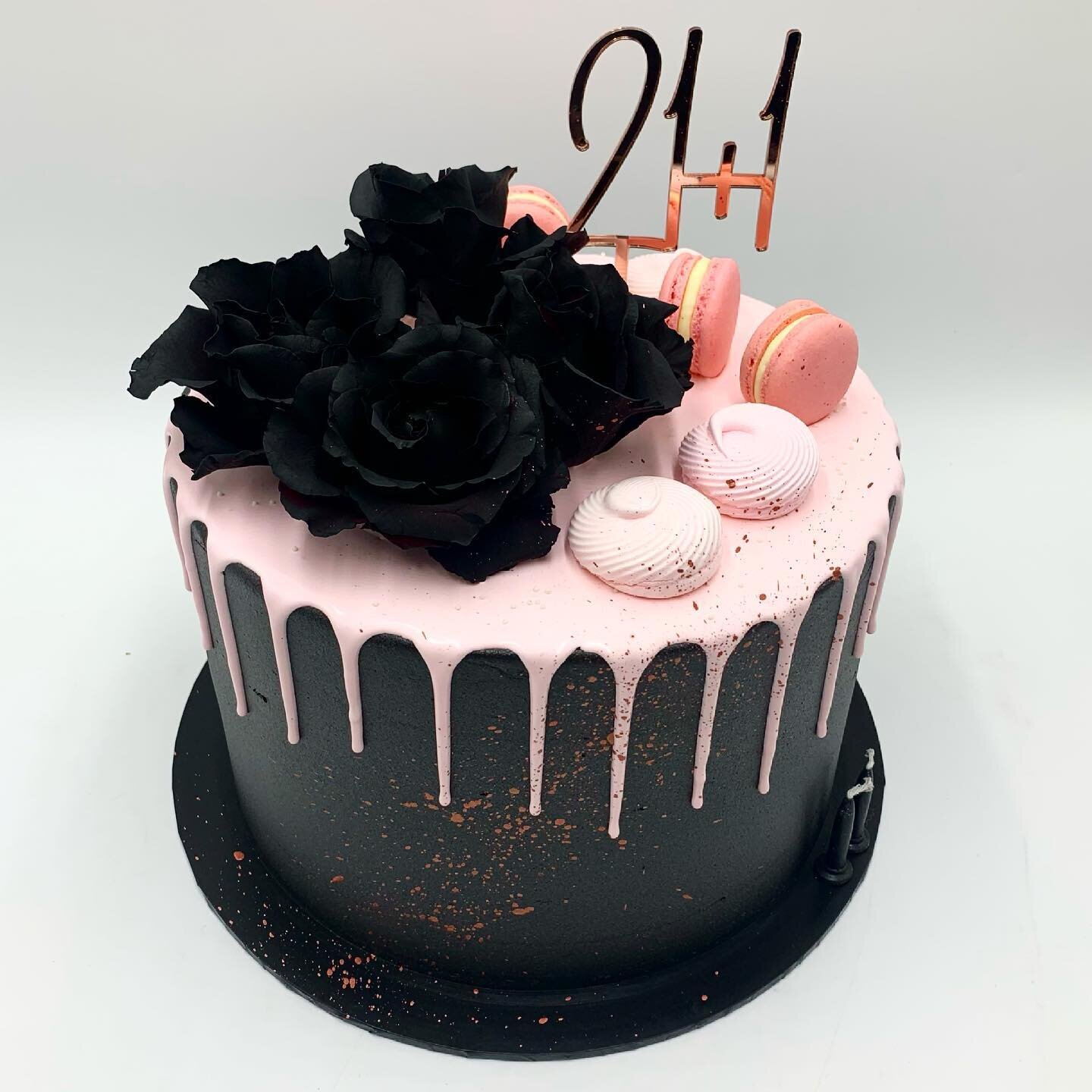 Hannah was lucky enough to celebrate her birthday before our recent lockdown! 🖤 she was the lucky winner of our $200 voucher giveaway! 
&bull;
&bull;
Roses @blossomwithlove_ 
Topper @littledance 
Macarons @sweettreatsbysamau 
Board @boxxd_packaging 