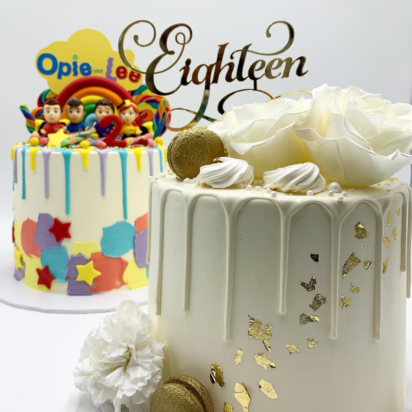 2 favs from the weekend! 🤍

#Cakesdaily #bakersofinstagram #cakesbae #calesinstyle #cakestyle #cakecakecake #cakesquad #cakelover #cakeporn #bakeyourworldhappy #cakegram #cakeboss #cakedesign #caker #cakelife #cakelove #cakeart #cakedecorating #cake