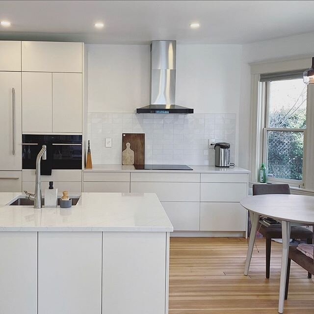 </p>
<div></div><p>Loving this all-white minimalist kitchen with matte flat-front cabinets &amp; quartz countertops 👏🏻 👏🏻 Check out the before &amp; after photos of our clients Cambridge kitchen reno.